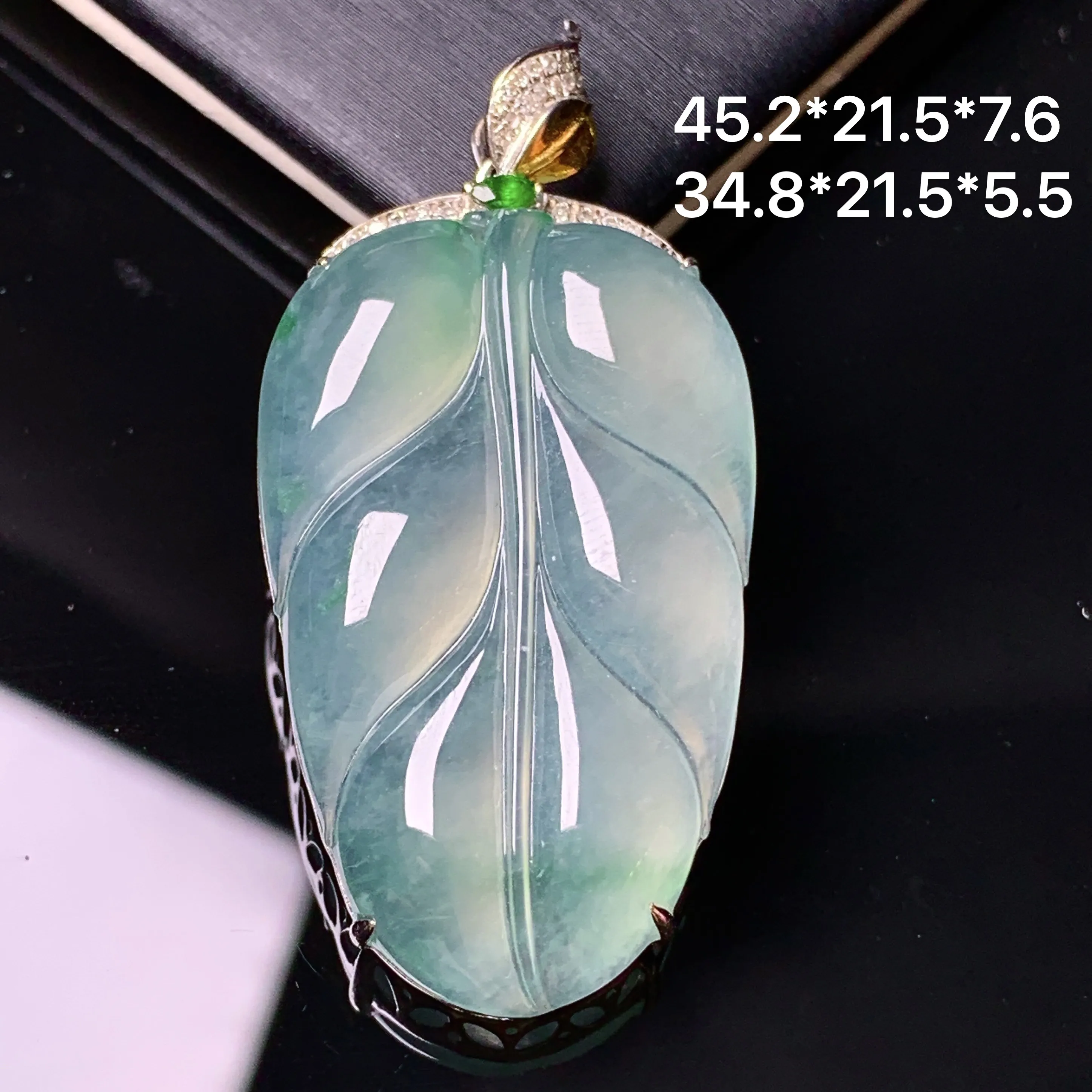 18k金镶嵌冰种树叶吊坠 玉质细腻 色泽清新艳丽 整体尺寸45.2*21.5*7.6