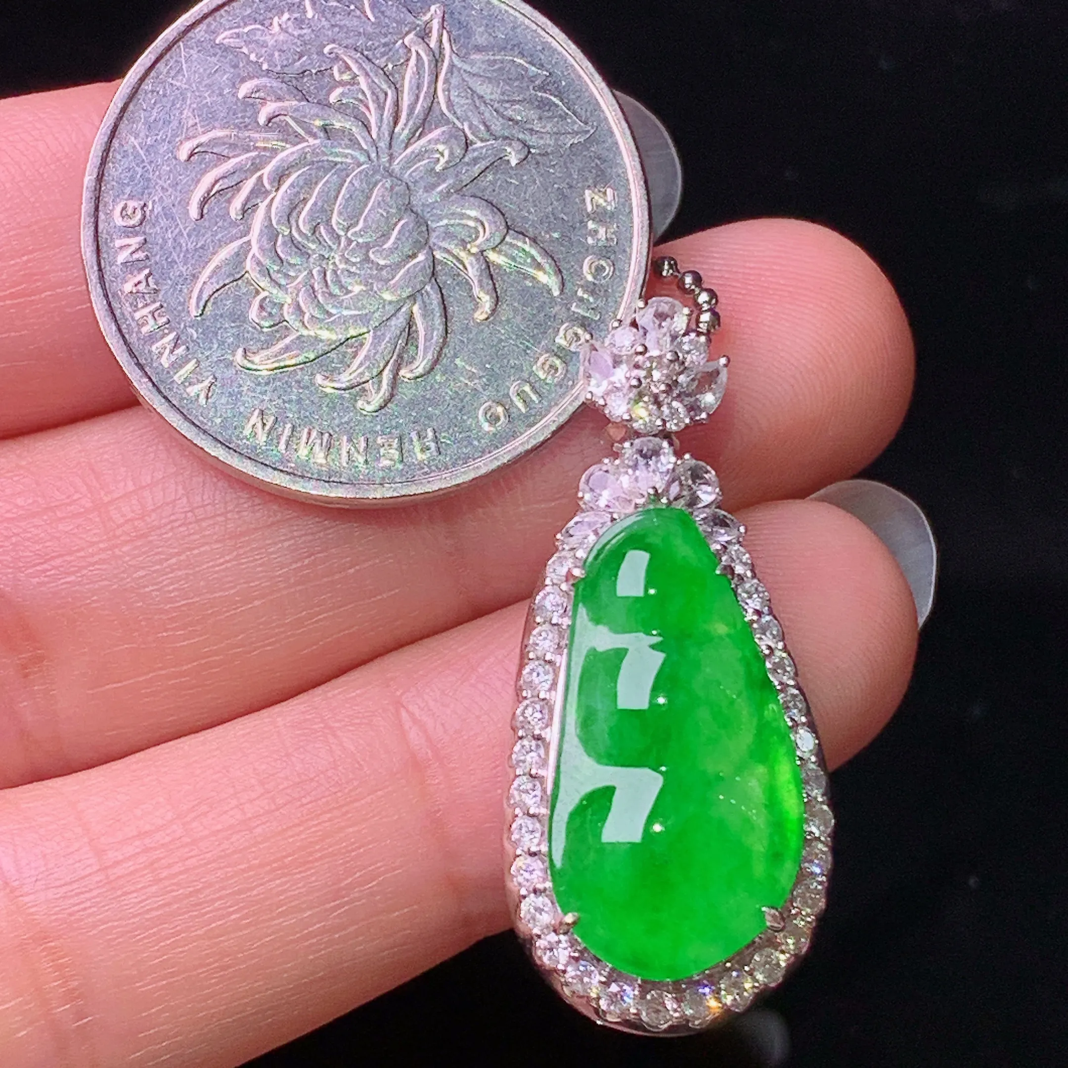 18k金钻镶嵌翠绿四季豆吊坠 玉质细腻 色泽清新艳丽 整体尺寸31*14*9.6