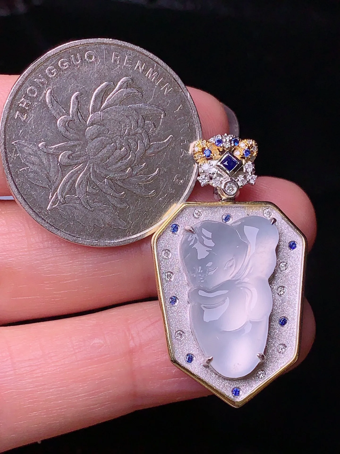 18k金钻镶嵌冰种天使宝宝吊坠 玉质细腻 色泽清新艳丽 整体尺寸32.8*19*6.5