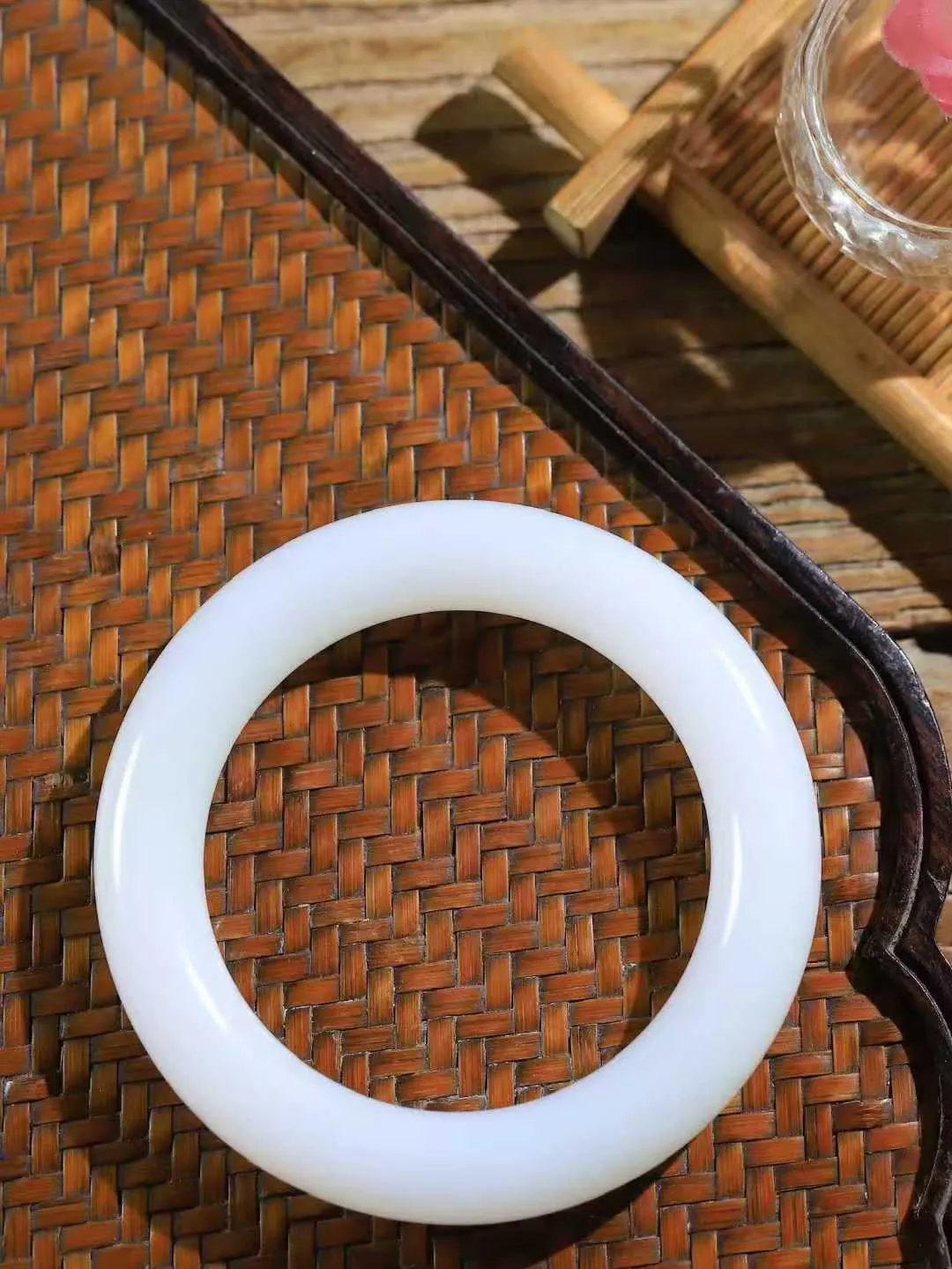 【玉佳人·手镯】

收藏级臻品️和田玉白玉圆条手镯 ，玉质细腻油润，做工细致精美，端庄素雅，亭亭玉立，芊芊素手。芊芊素手，怎能忘镯？秀美圆条，更显婀娜。内径53.5mm 尺寸11.9-11.7mm重66克 691101984T