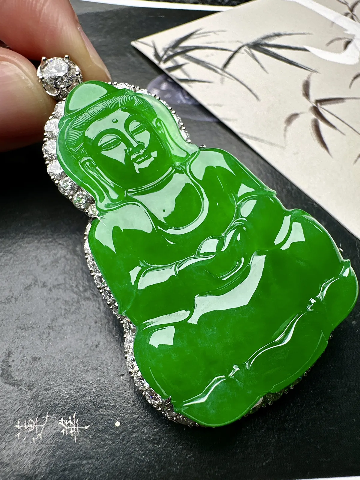 【冰阳满绿大观音】厚装大件，阳绿色泽，种质上乘，细润度很高，毫无结构感，工艺很漂亮，18k金钻镶嵌，裸石尺寸56.5*37.1*6.2毫米，收藏可选。