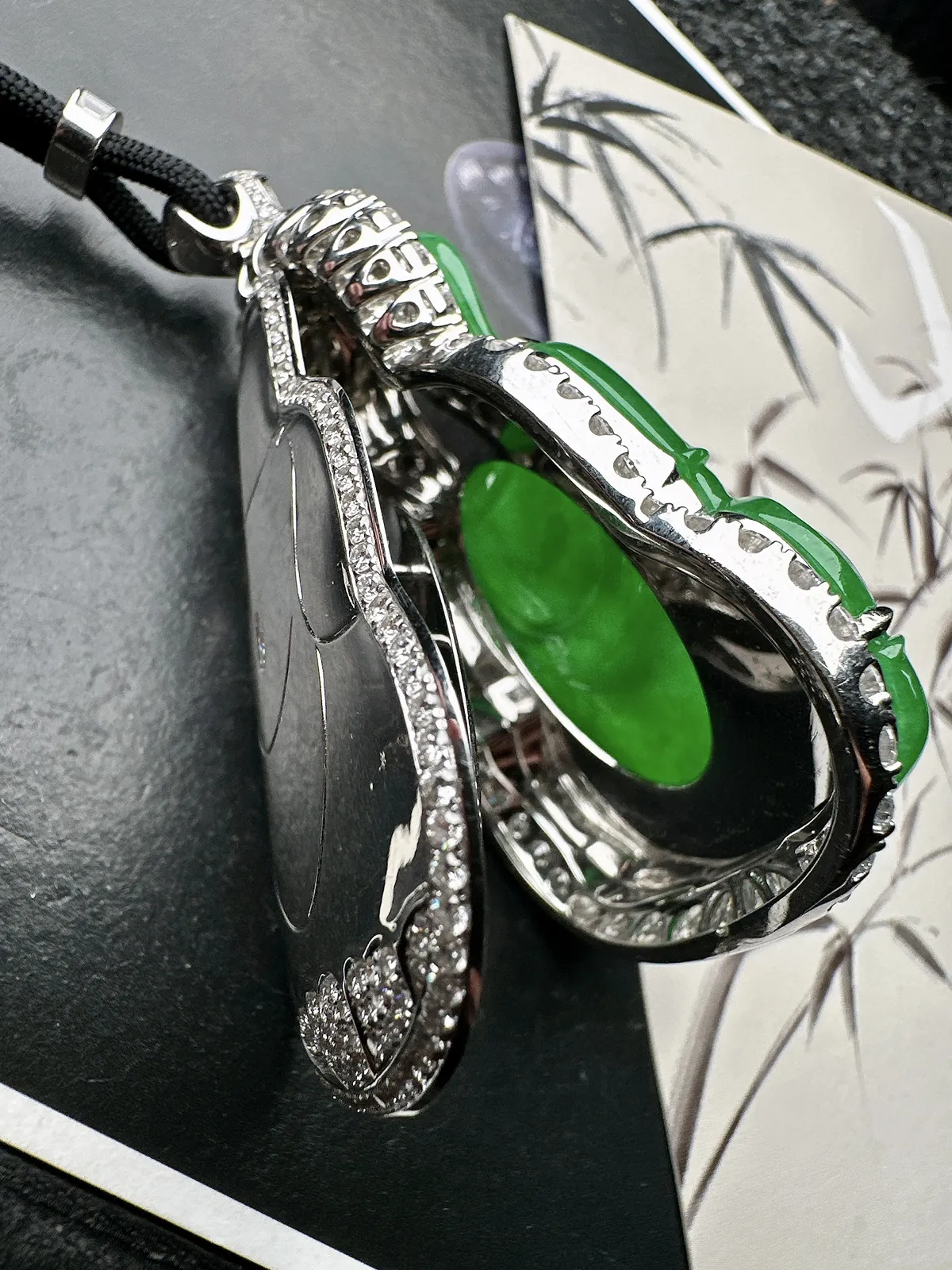 【冰阳满绿大观音】厚装大件，阳绿色泽，种质上乘，细润度很高，毫无结构感，工艺很漂亮，18k金钻镶嵌，裸石尺寸56.5*37.1*6.2毫米，收藏可选。