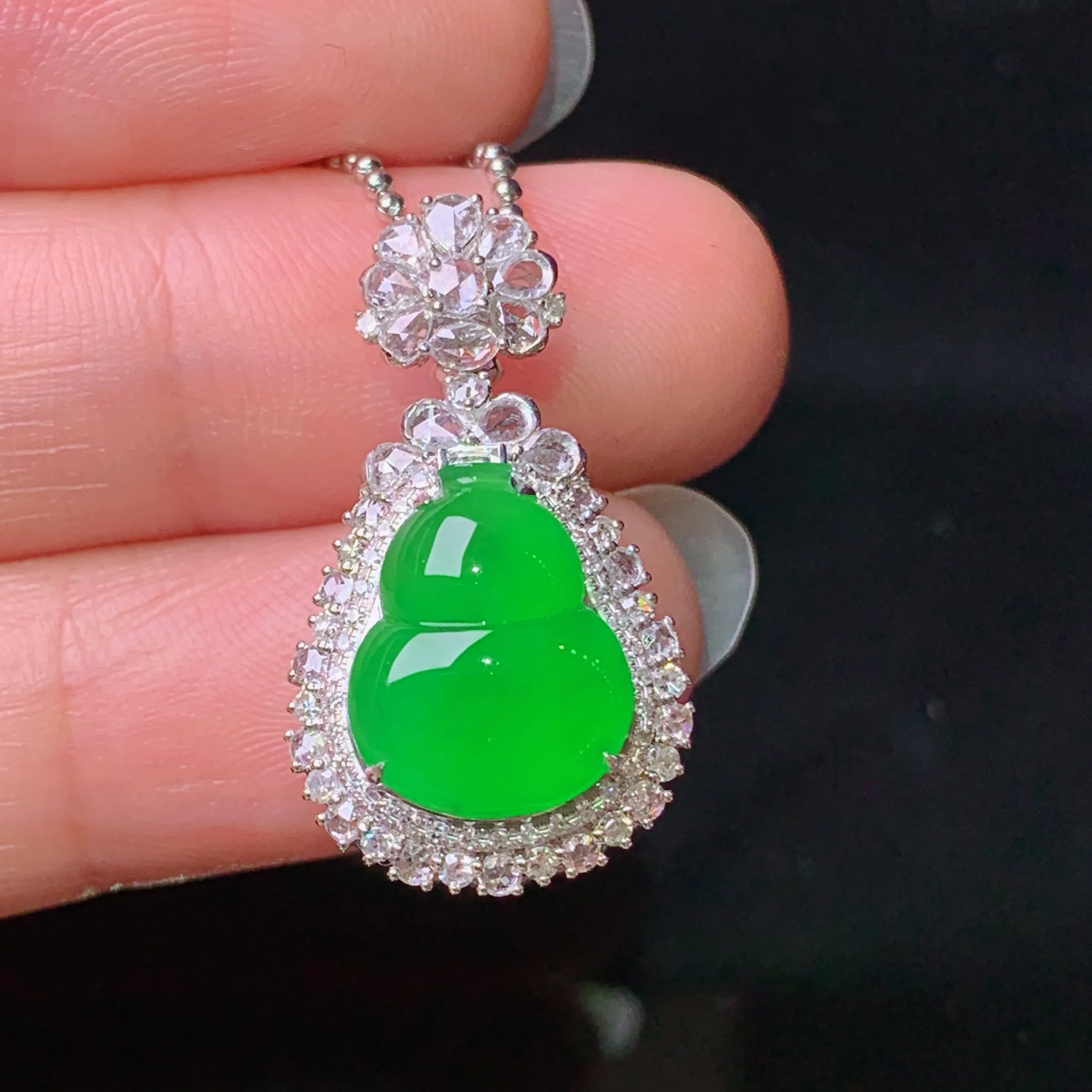 18k金钻镶嵌满绿葫芦吊坠 玉质细腻 色泽清新艳丽 整体尺寸25.7*14.3*10.3