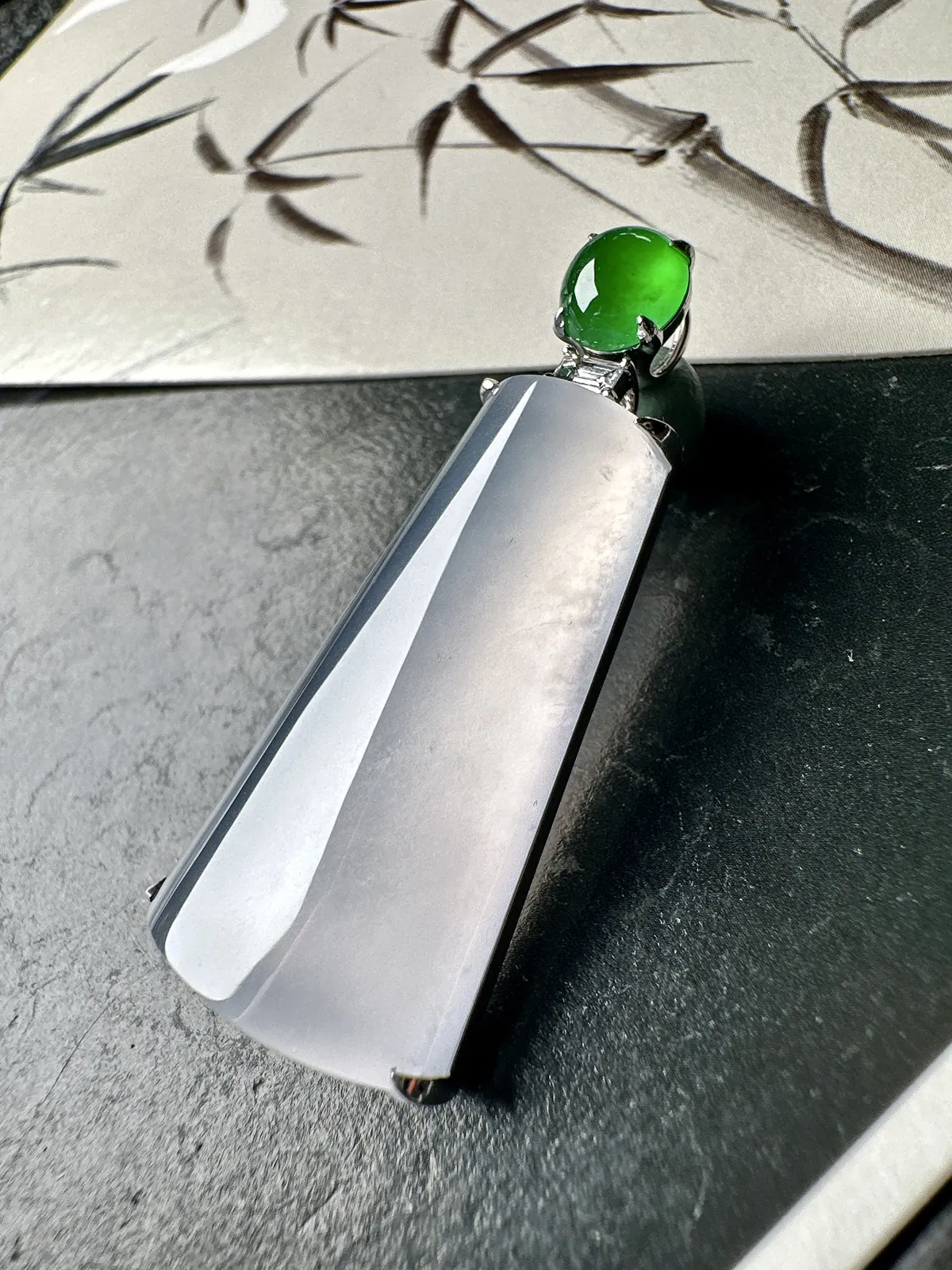 【冰种无事柱】精品，种水上乘，通透闪亮，晶莹剔透。18K金钻镶嵌，裸石尺寸33*17.6*6.3毫米