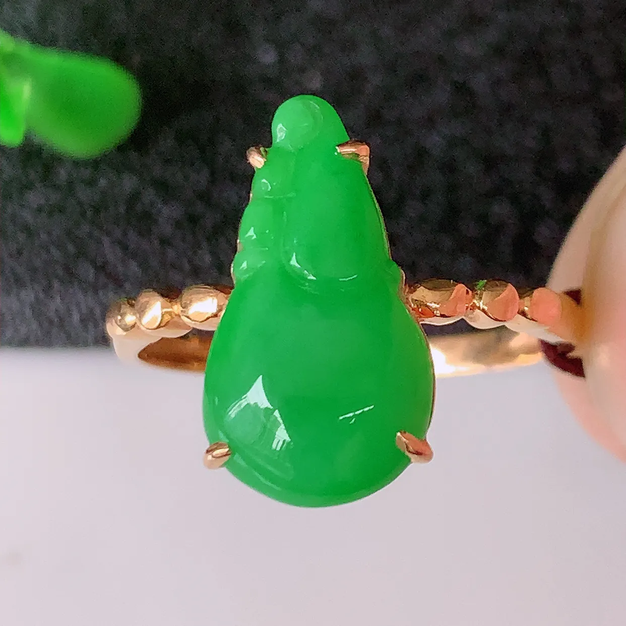 自然光实拍 18K金精工镶嵌翡翠满绿葫芦戒指，玉质细腻，翡翠色泽均匀，艳丽饱满，16圈口，款式高贵大