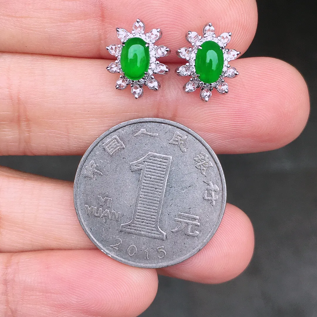 阳绿蛋面耳钉，色泽均匀艳丽，玉质细腻，荧光感超
强，饱满圆润，尽显优雅气质，18k
金豪华镶嵌