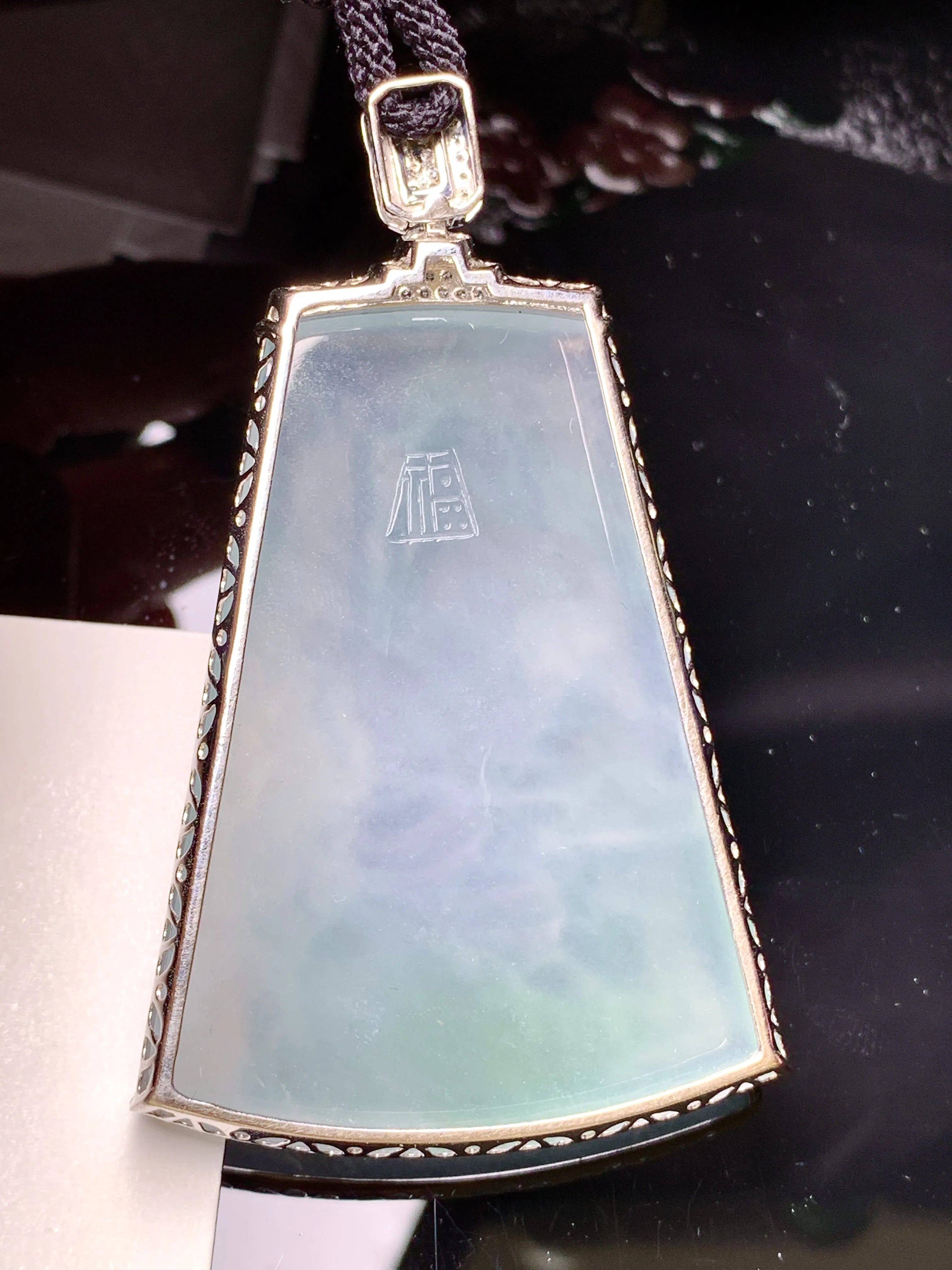18k金钻镶嵌冰种山水牌子吊坠 玉质细腻 色泽清新艳丽 整体尺寸65.3*40.5*10