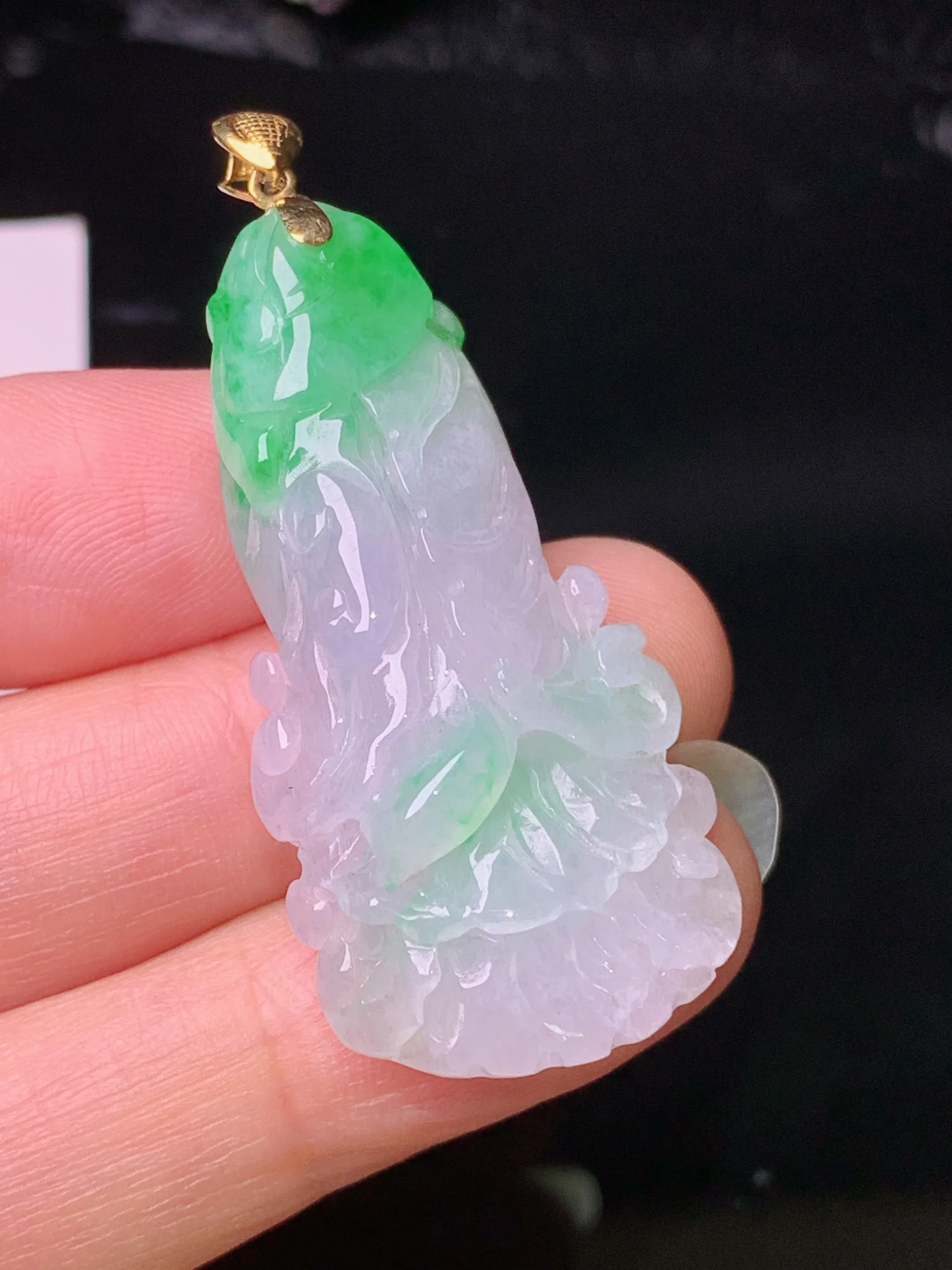 18k金镶嵌飘绿白菜吊坠 玉质细腻 色泽清新艳丽 整体尺寸46.2*20*10.5