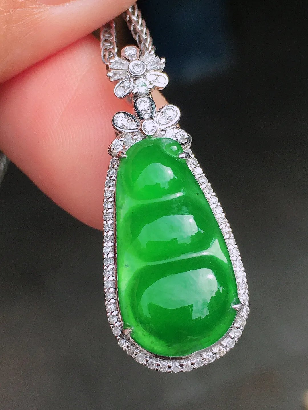 阳绿福豆吊坠，色泽均匀艳丽，玉质细腻，荧光感超
强，饱满圆润，尽显优雅气质，18k
金豪华镶嵌