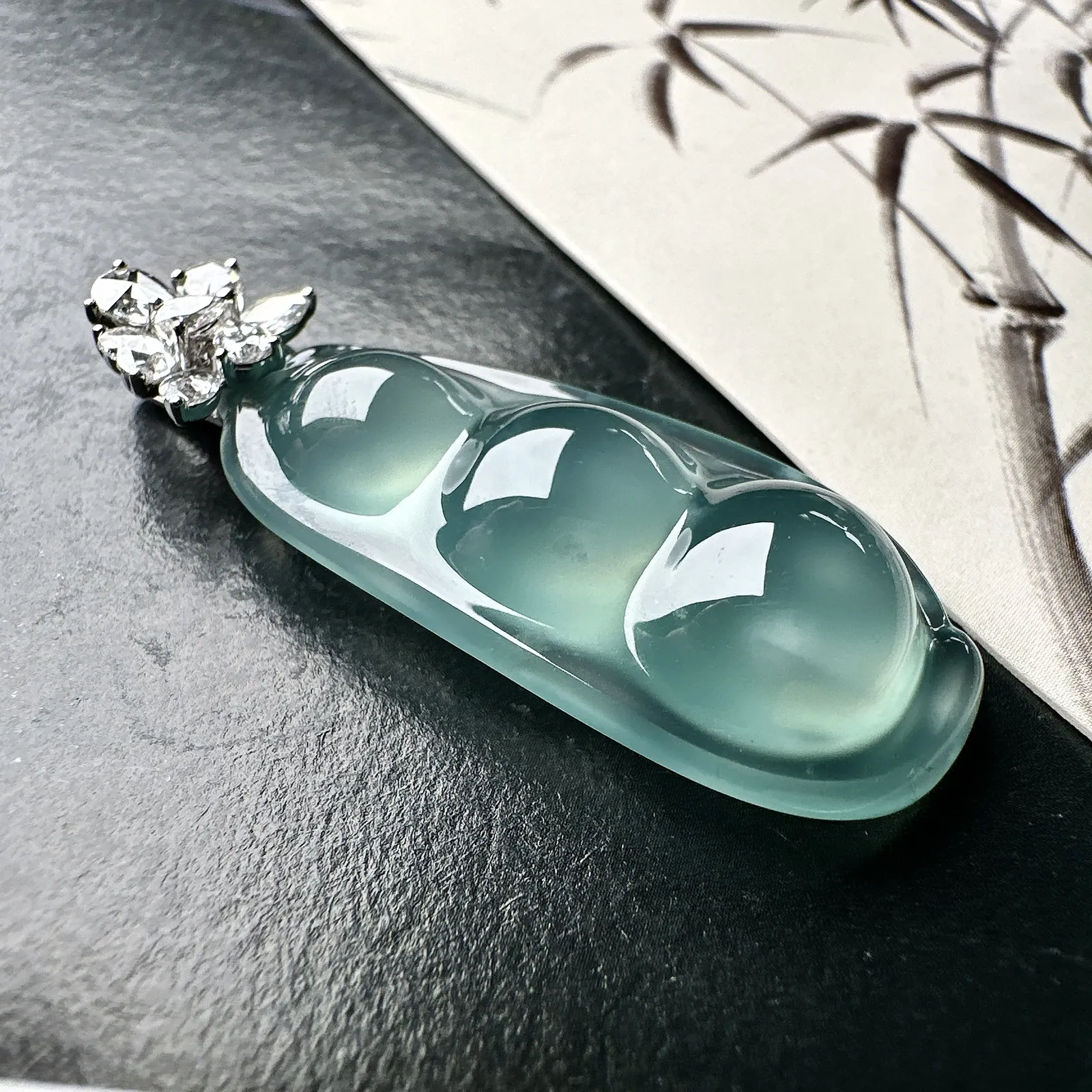 【冰种福豆吊坠】天空蓝老料，起钢光，种地上乘，冰感十足，通透起光，饱满圆润，收藏品质，18k金钻镶嵌，裸石尺寸36.9*16.9*8.5毫米