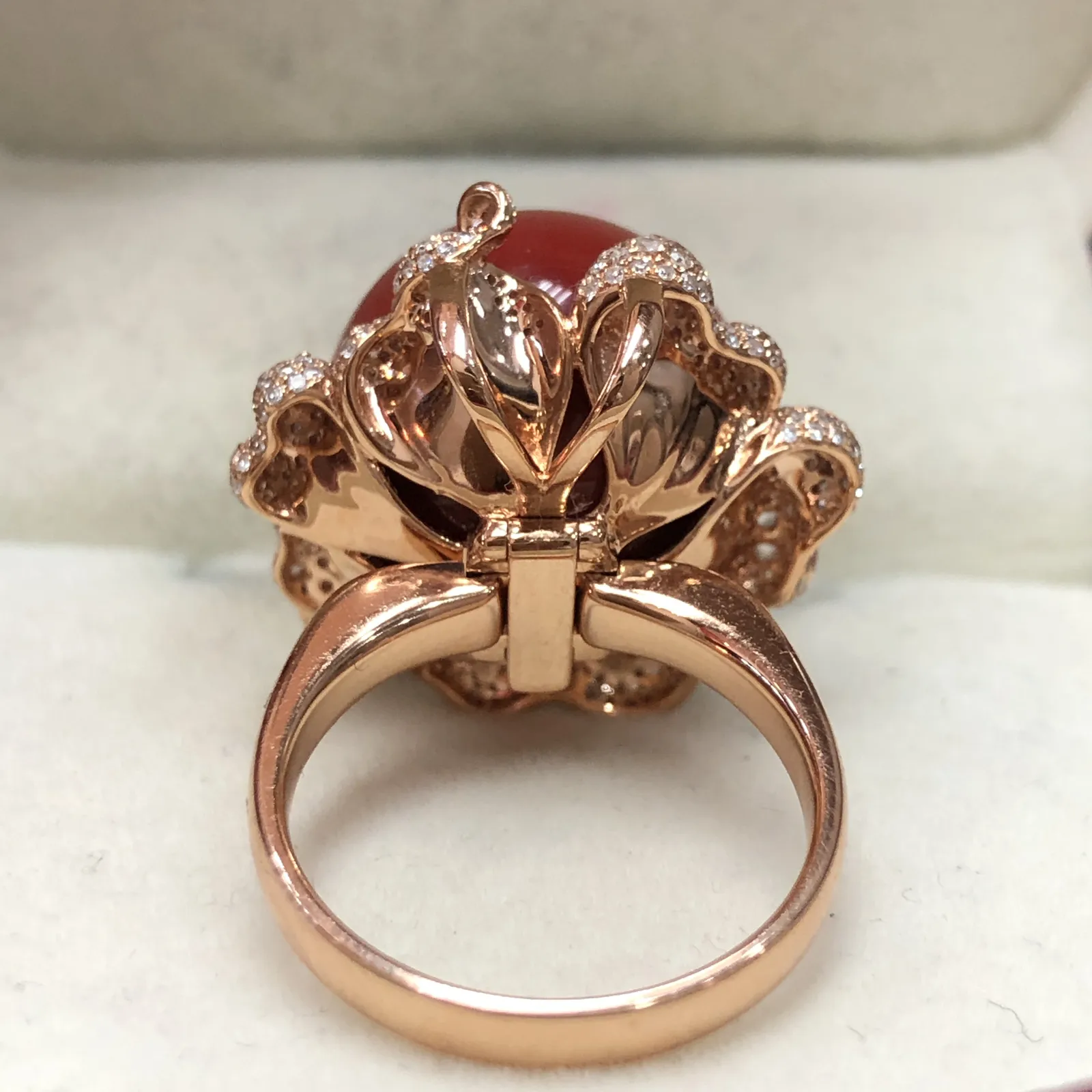 【天然日本阿卡牛血红珊瑚17.3mm豪华大圆珠戒指吊坠两用款】️遇不可求！豪华款！戒指吊坠两用款！天然无添加无优化，日本产地，阿卡材料，牛血红颜色，18K真金钻石满钻两用款豪华镶嵌！裸石尺寸17.3*17.3*17.3mm，整体尺寸24.6*24.3*20.2mm，重量为17.59克。圈口直径为18.2，圈口号为16.5，玻璃光泽强，具有收藏价值！