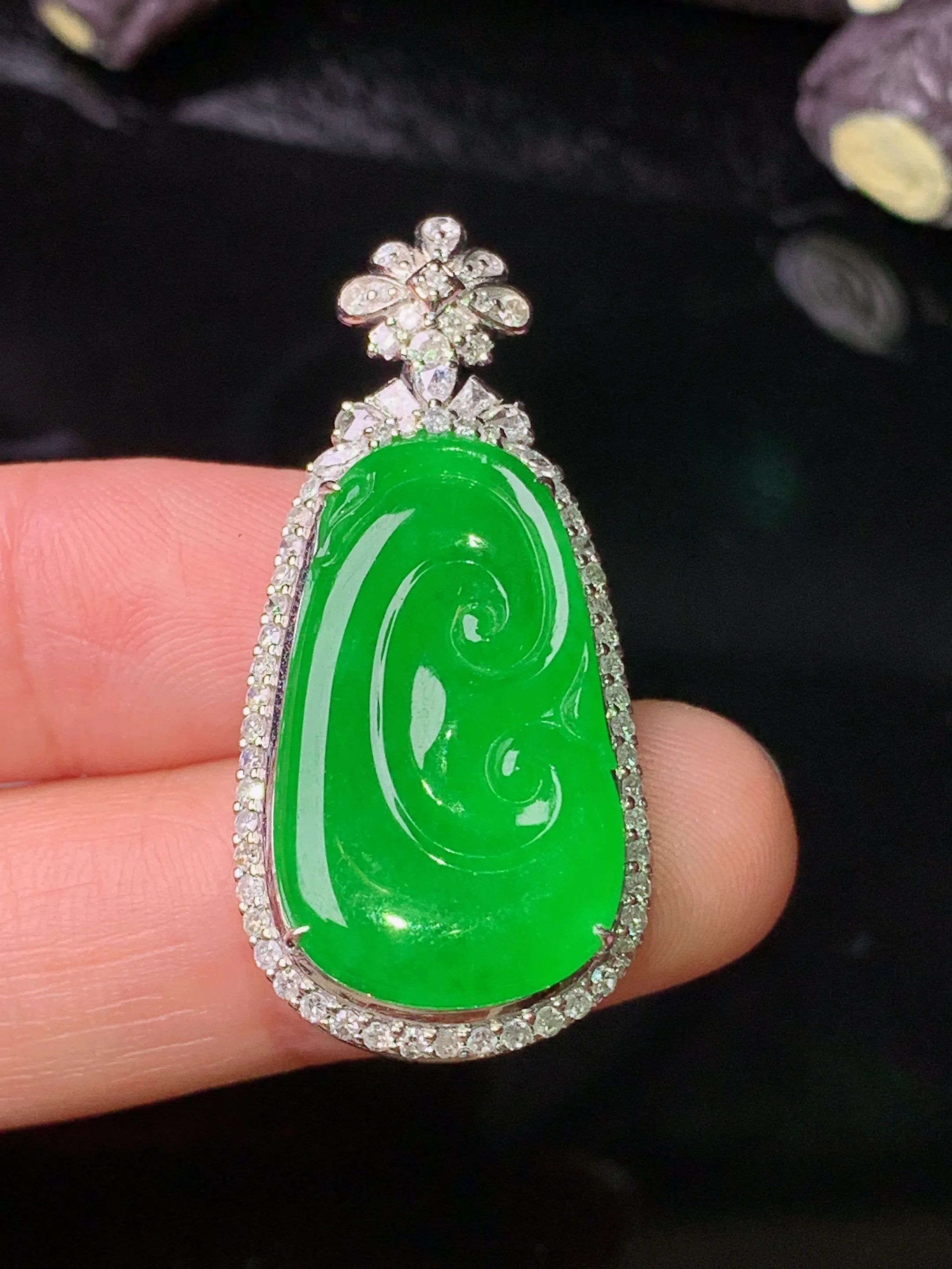 18k金钻镶嵌满绿如意吊坠 玉质细腻 色泽清新艳丽 整体尺寸37.8*17.5*8.6