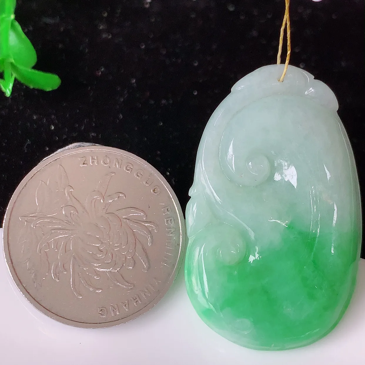 自然光实拍，冰胶飘绿翡翠如意吊坠，翠色灵动，种老水足，寓意好，品相佳，佩戴佳品！#35.17