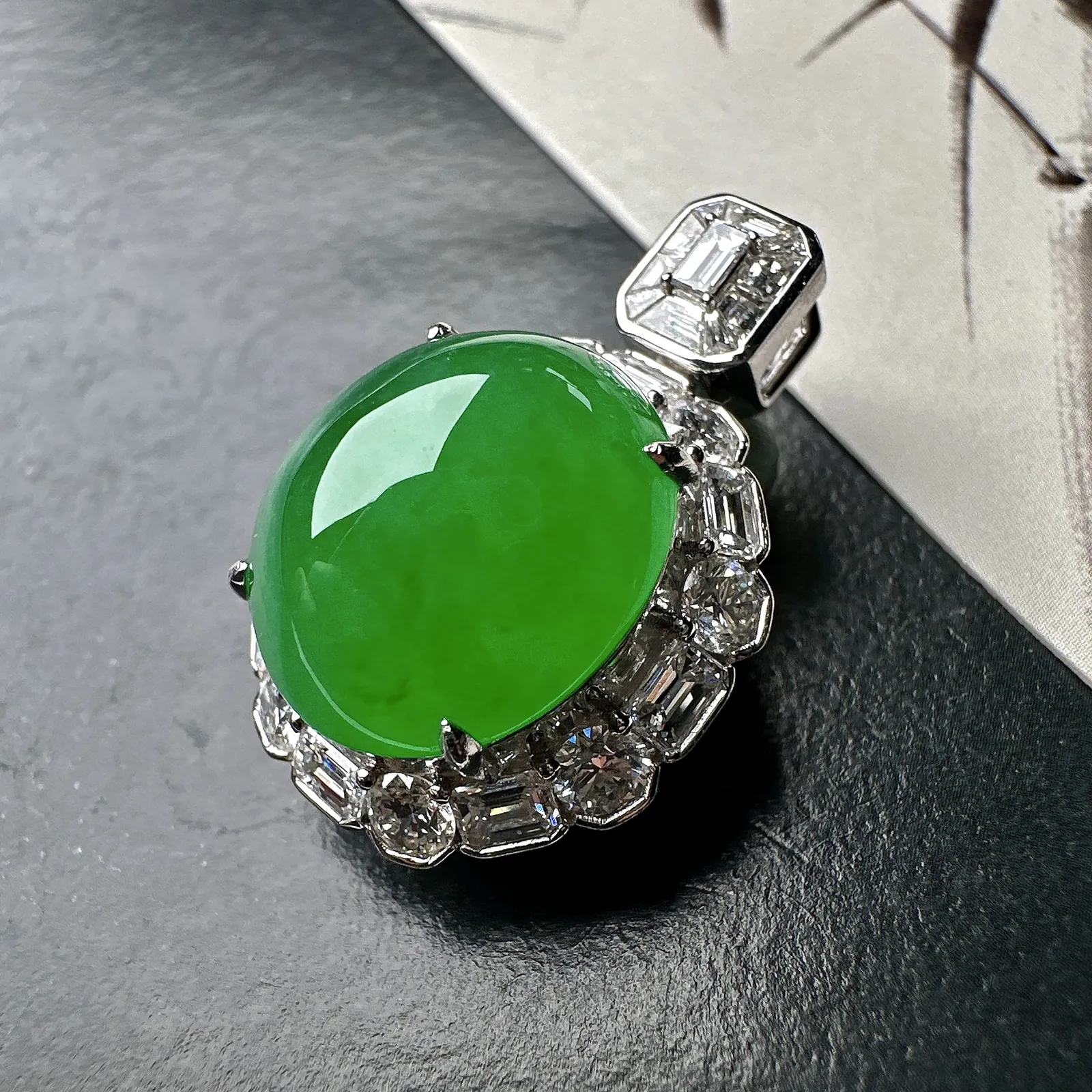 【冰种满绿蛋面吊坠】质地细腻，冰润起光，胶感强烈，冰感明显。18K金钻精美镶嵌，裸石尺寸16.2*14.7*8.2毫米