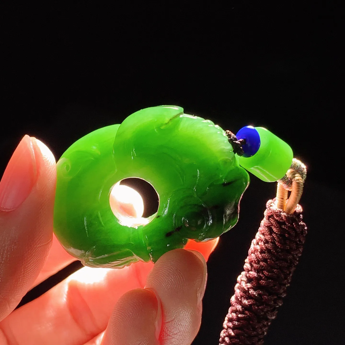 和田玉阳绿红皮料俄罗斯碧玉玉猪龙挂件。尺寸42/30/12重29.5克。玉质细腻油润。手推出油。佩戴高端典雅。lt251118