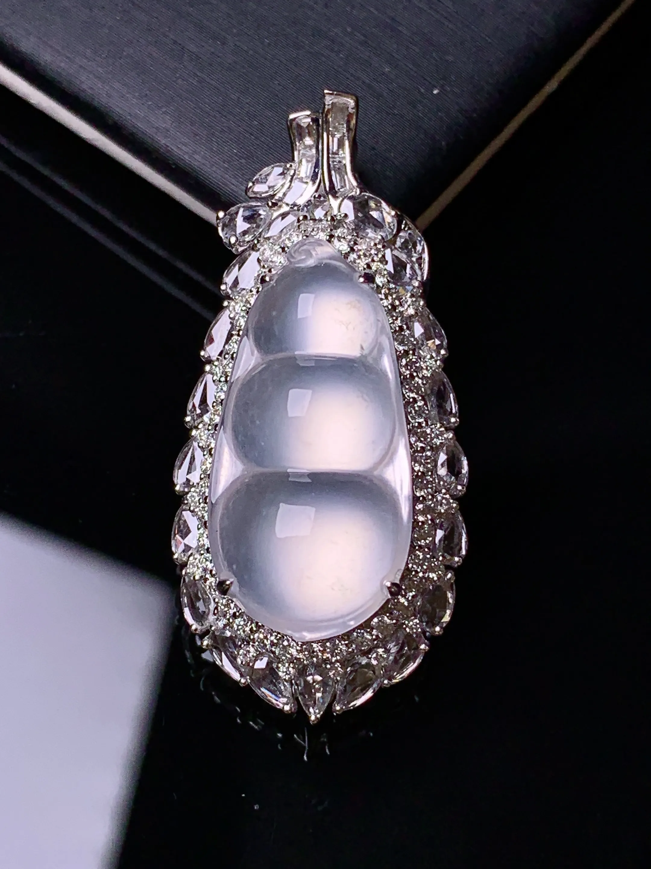 18k金钻镶嵌冰种四季豆吊坠 玉质细腻 色泽清新艳丽 整体尺寸36.2*17*12.6