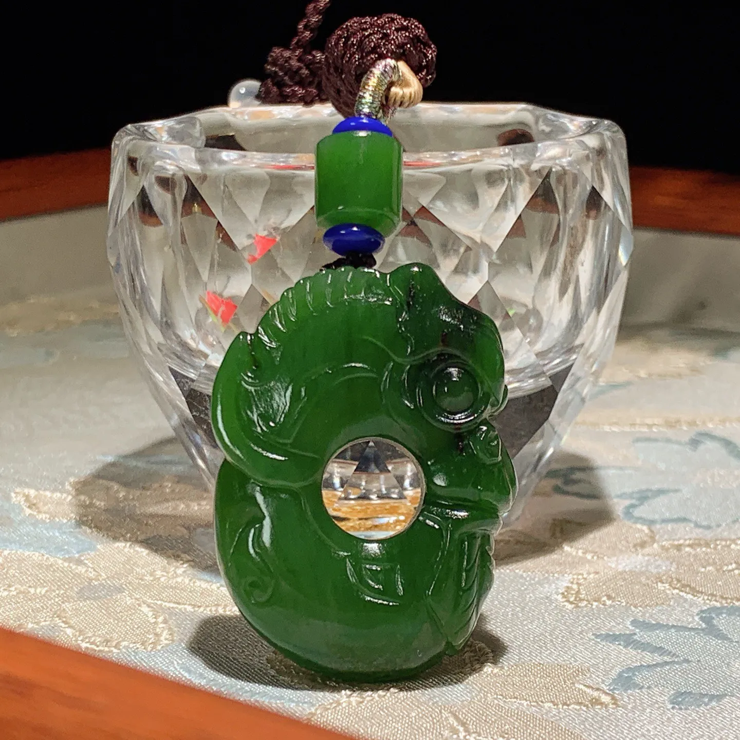 和田玉阳绿红皮料俄罗斯碧玉玉猪龙挂件。尺寸42/30/12重29.5克。玉质细腻油润。手推出油。佩戴高端典雅。lt251118