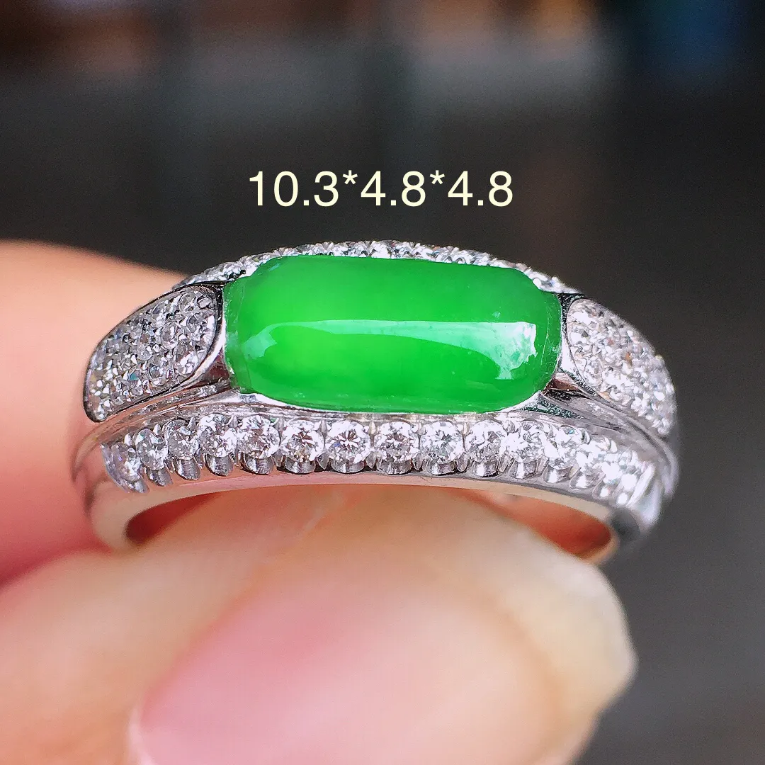 阳绿马鞍戒指，色泽均匀艳丽，玉质细腻，荧光感超
强，饱满圆润，尽显优雅气质，18k
金豪华镶嵌