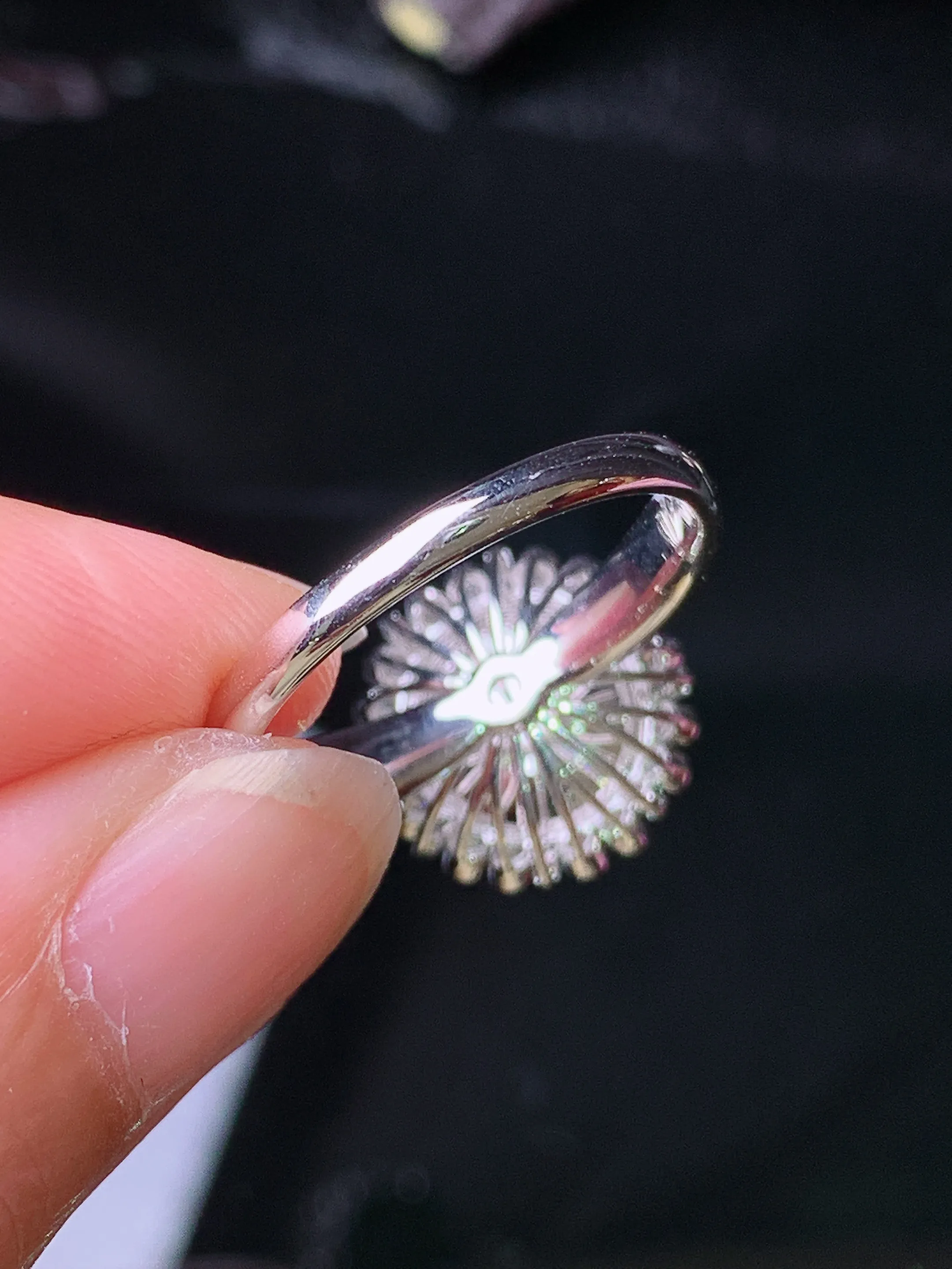 18k金钻镶嵌满绿蛋面戒指 玉质细腻 色泽清新艳丽 圈口14 整体尺寸13.5*13*10