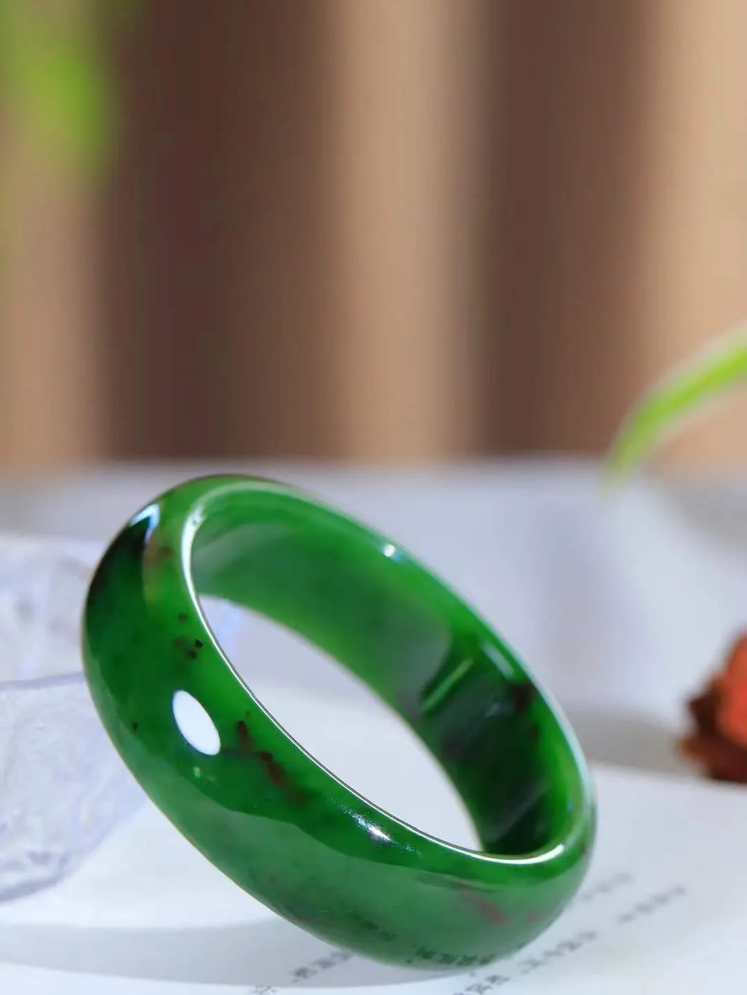 【碧波流转·手镯】

收藏级臻品️和田玉碧玉手镯，玉质细腻温润，手感舒适，️线条流畅，简约大气，美自天成，佩戴于腕间，婉约之美，举手投足间透出那份低调奢华，醉人心扉。
重83.4克 内径圈口59mm尺寸19.3-8mm  FDA-131151808