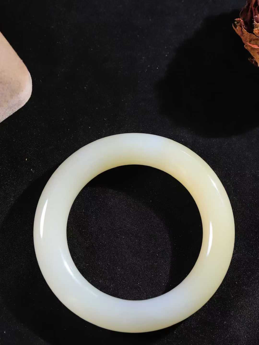 【腕间柔情.手镯】   

精品️和田玉糖白玉圆条手镯 玉质温润细腻 油性十足 古朴秀雅 轻抚岁月的栏杆软香温玉，腕间玉镯轻轻晃动，令人情动心间，撷一缕月末的芬芳，把心思铺陈，时光静美，惟有你最温柔。重81克   尺寸54.5-12.7-13.2mm  461141900T