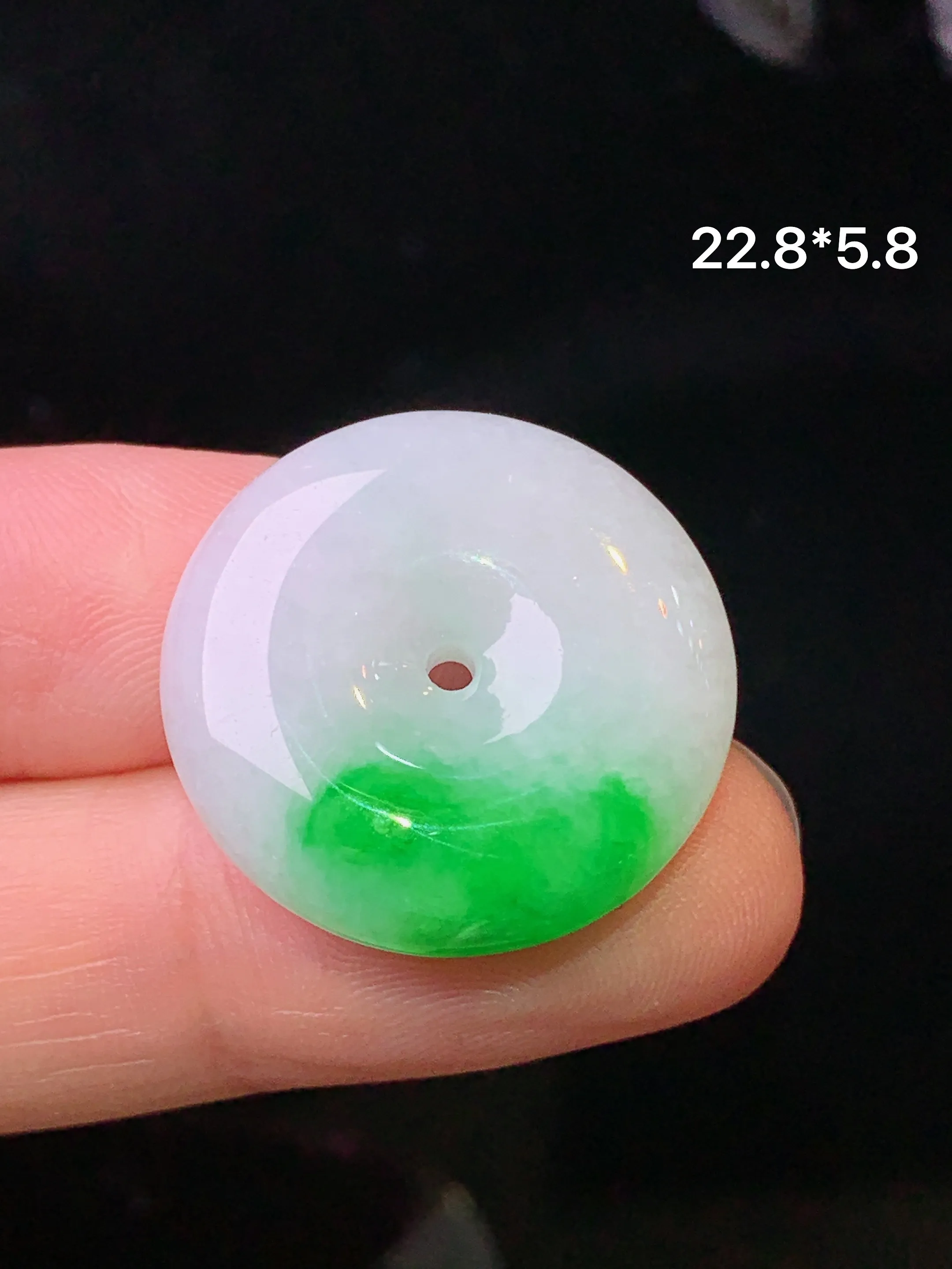 飘绿平安扣吊坠 玉质细腻 色泽清新艳丽 整体尺寸22.8*5.8