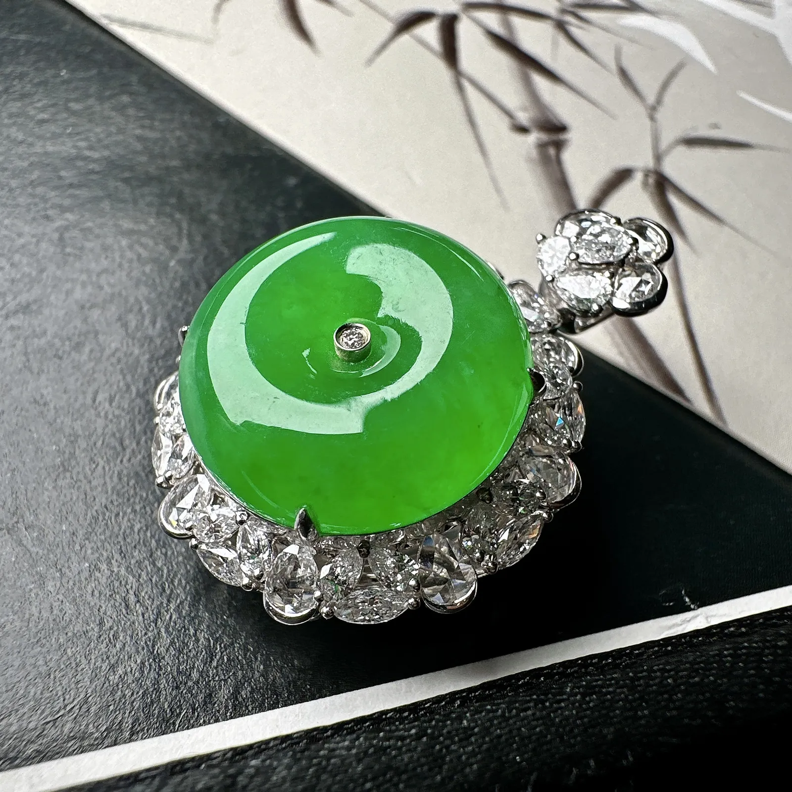 【冰种满绿平安扣】质地非常细腻，冰润十足，种老冰透，18k金钻镶嵌，裸石尺寸19.4*6.3毫米，收藏品质