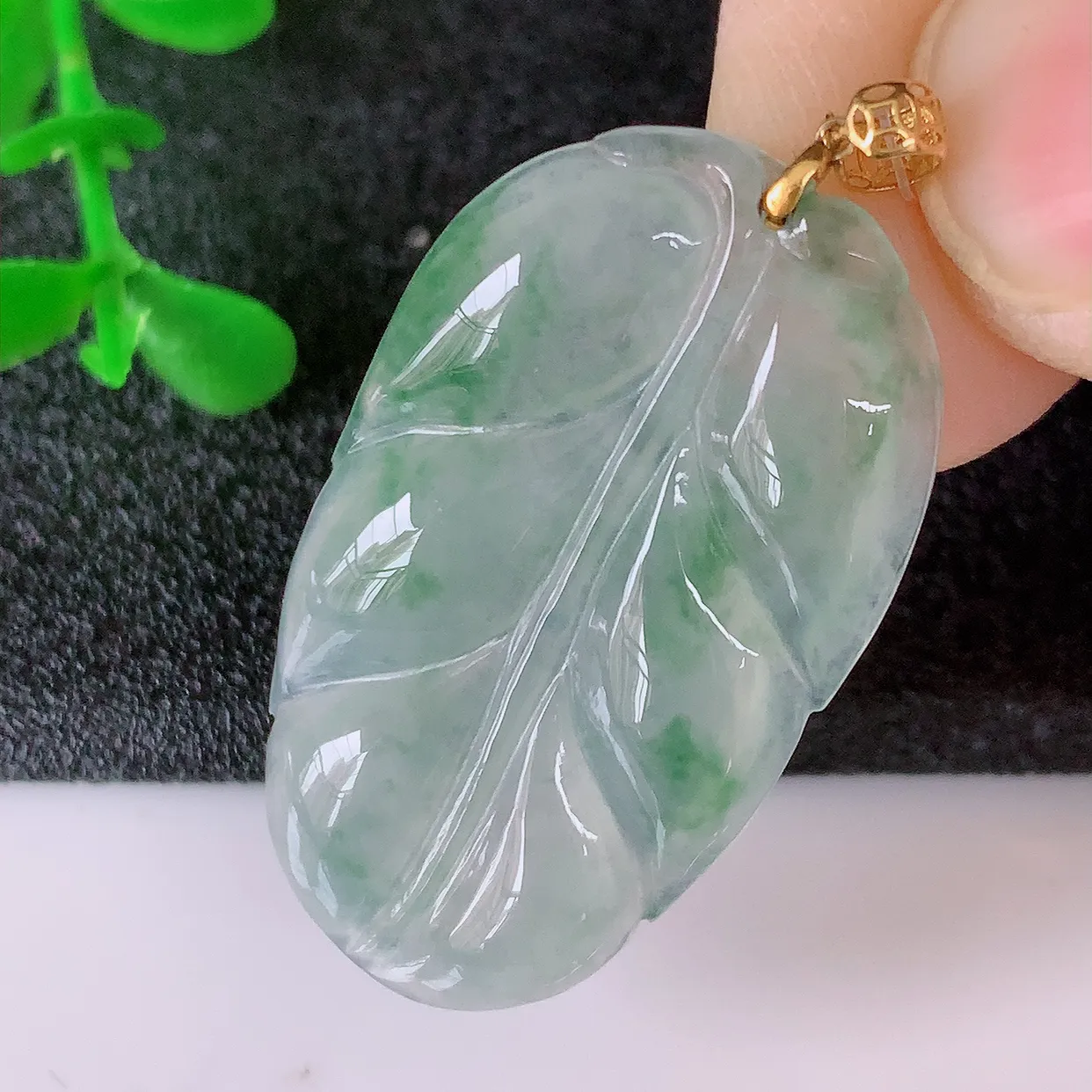 18K金镶嵌冰种飘绿翡翠叶子吊坠 ，种水足，色泽清新，工艺精湛，叶子寓意美好；金枝玉叶，事业有成。#