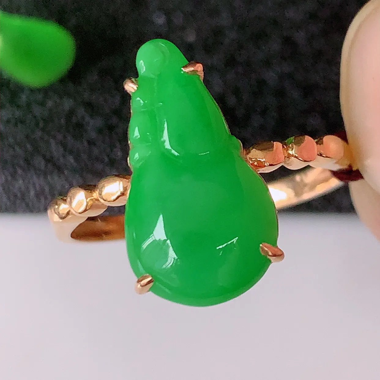 自然光实拍 18K金精工镶嵌翡翠满绿葫芦戒指，玉质细腻，翡翠色泽均匀，艳丽饱满，16圈口，款式高贵大气，上手亮眼，#01.17戒指整体21.5*17.8*4.5裸石15-8.8