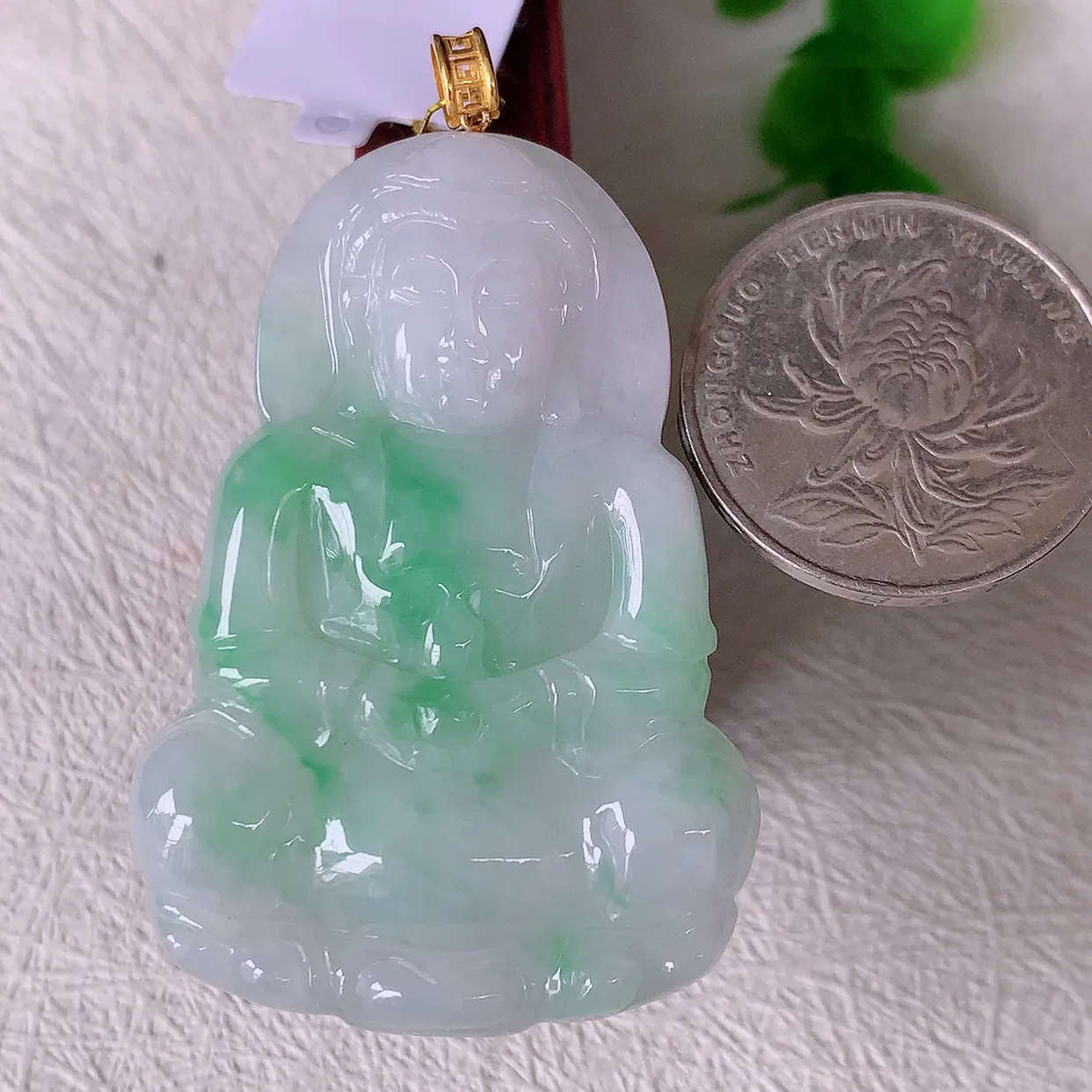 18K金镶嵌冰润飘绿翡翠观音菩萨吊坠，赐福翡翠观音，观音面相端庄，品相佳，佩戴气质！#35.17整体55裸石50.5-34.5-5.6