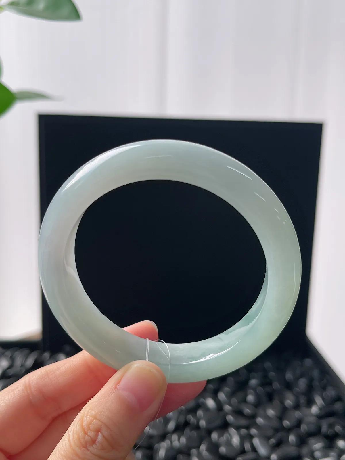 正圈55圈口，翡翠冰糯种胶润淡绿色手镯