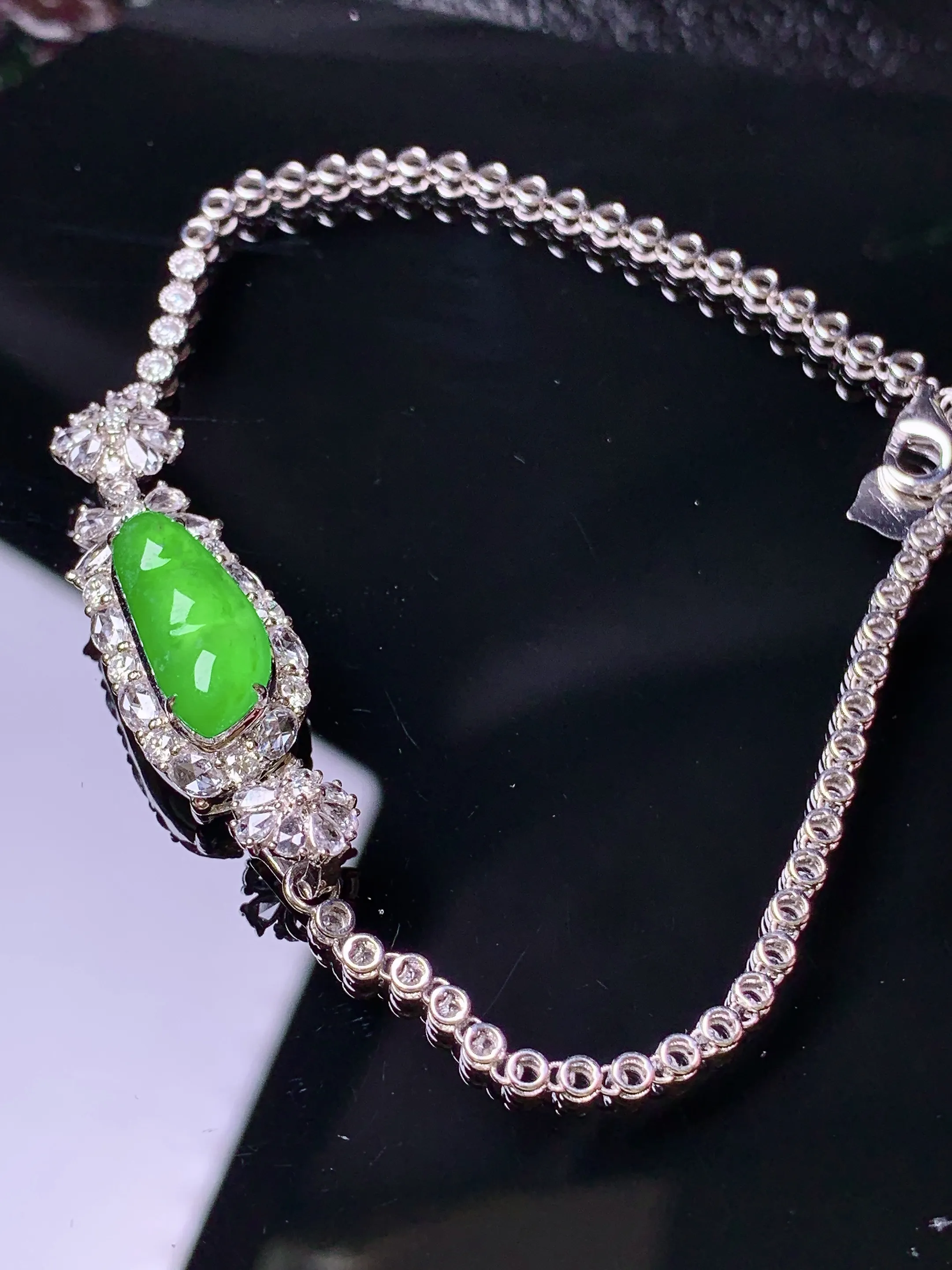 18k金钻镶嵌满绿四季豆手链吊坠两用款 玉质细腻 色泽清新艳丽 裸石尺寸14.8*6.3*2.6