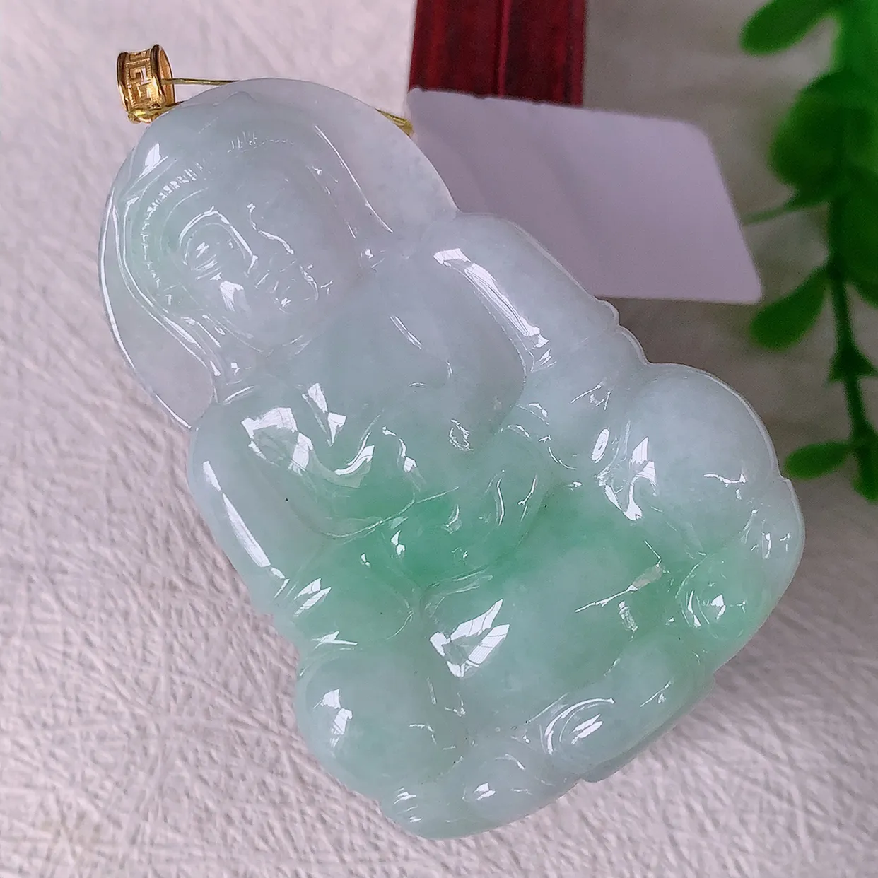 18K金镶嵌冰润飘绿翡翠观音菩萨吊坠，赐福翡翠观音，观音面相端庄，品相佳，佩戴气质！#35.17整体59裸石53*36*5.5