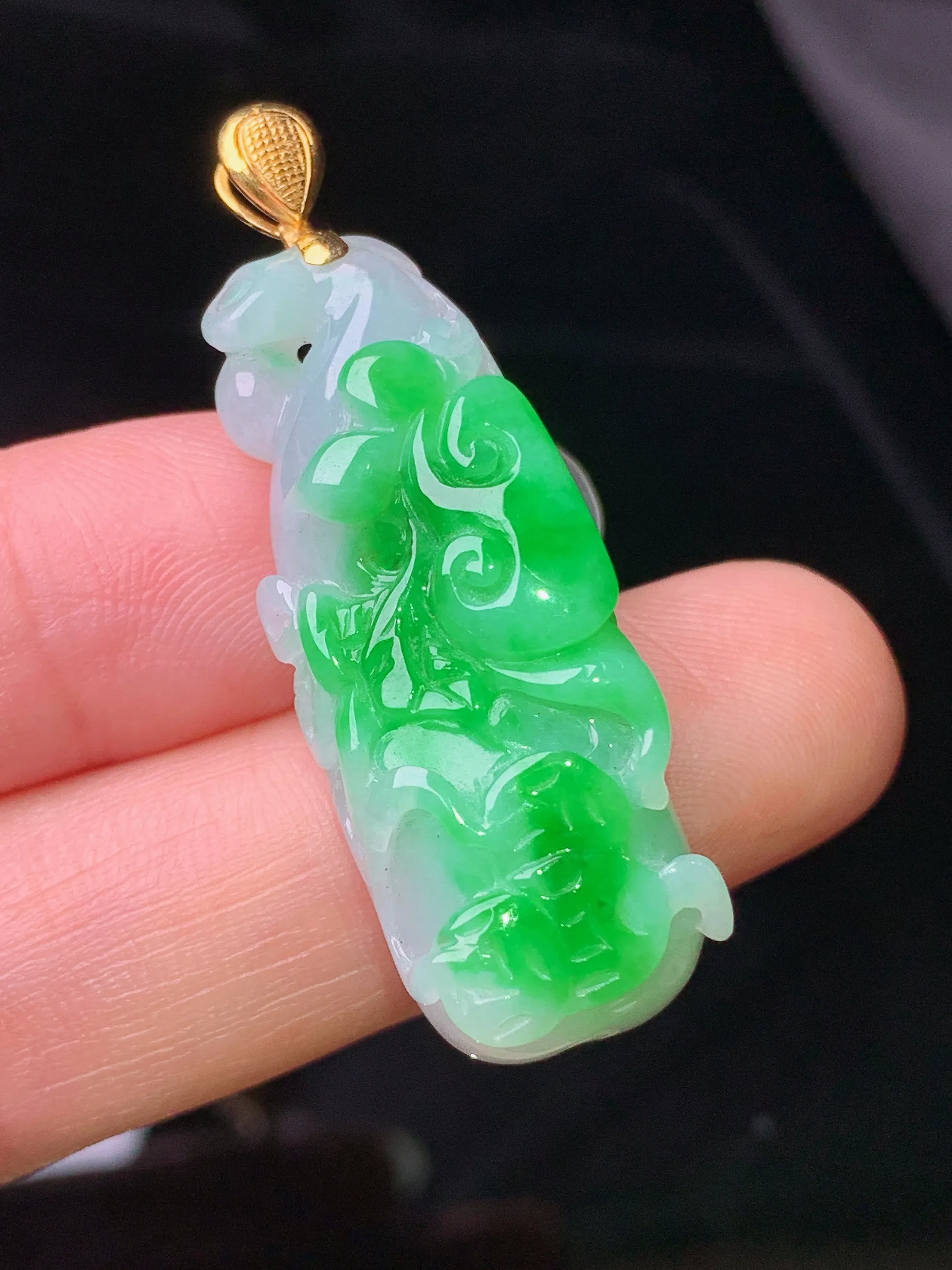 18k金镶嵌飘绿如意吊坠 玉质细腻 色泽清新艳丽 整体尺寸41.7*13.8*9.3