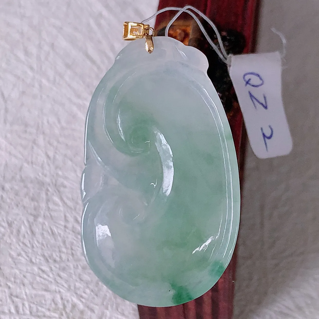 18K金镶嵌冰种飘花翡翠如意吊坠，简单的镶嵌设计、让玉坠百搭又精致，寓意着吉祥，事事如意！#49.17