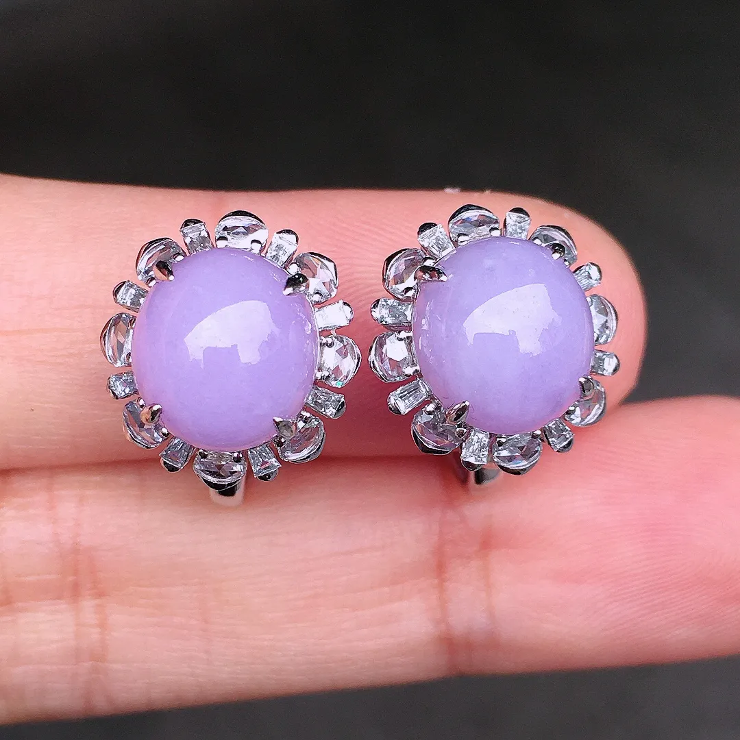 紫罗兰蛋面耳钉，色泽均匀艳丽，玉质细腻，荧光感超
强，饱满圆润，尽显优雅气质，18k
金豪华镶嵌