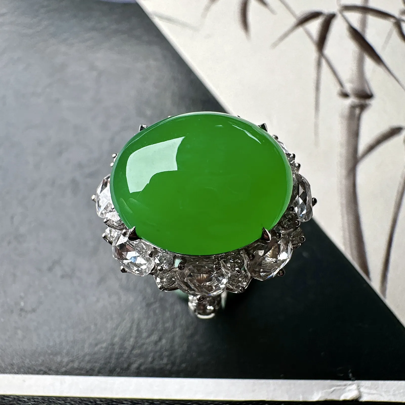 【冰种满绿蛋面戒指】质地细腻，通透闪亮，光泽耀眼，18k古法金钻镶嵌，裸石尺寸15.5*13.1*6.2毫米