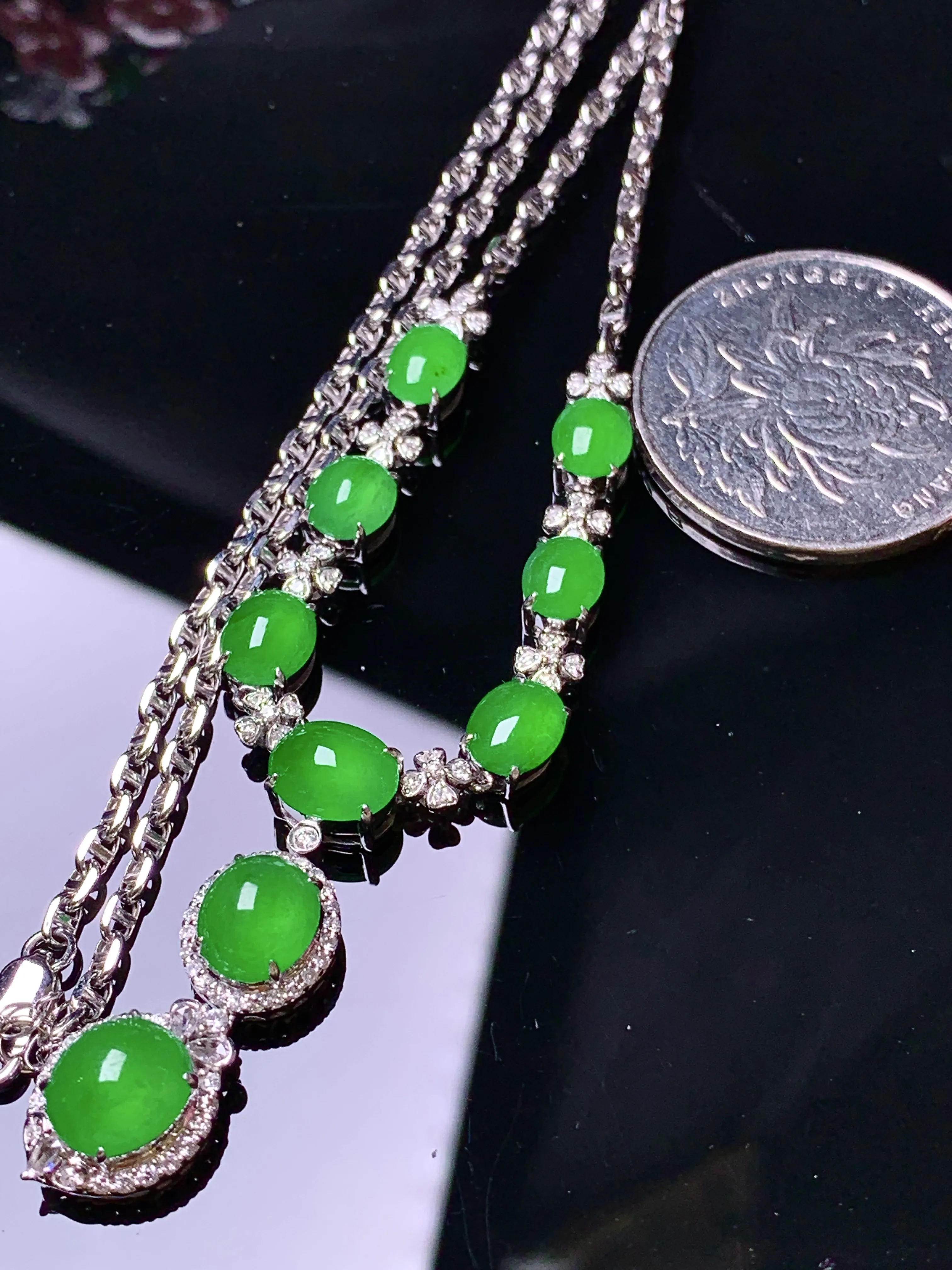 18k金钻镶嵌满绿蛋面项链 玉质细腻 色泽清新艳丽 整体尺寸67*9.8*7.6