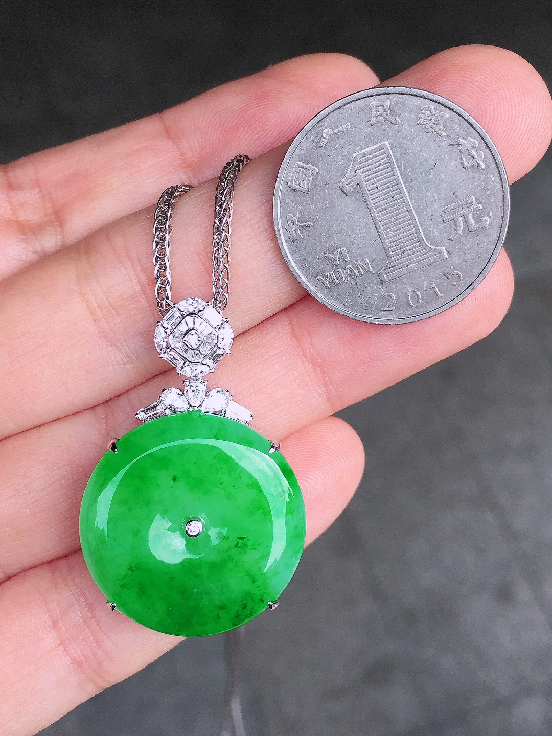 阳绿平安扣吊坠，色泽均匀艳丽，玉质细腻，荧光感超
强，饱满圆润，尽显优雅气质，18k
金豪华镶嵌