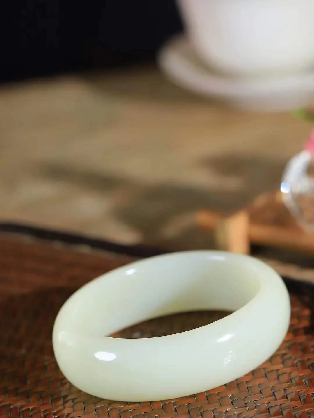 【贵妃镯.玉腕清响】    

精品和田玉贵妃镯，玉质温润细腻 油性十足 相传杨贵妃十分喜爱椭圆形态手镯，后人称其为贵妃镯。因其形与人手腕形相吻合，佩戴更服帖，别具妩媚风格。
重61.5克   内径52-47mm尺寸18.6-7.1mm   fDL-101101916