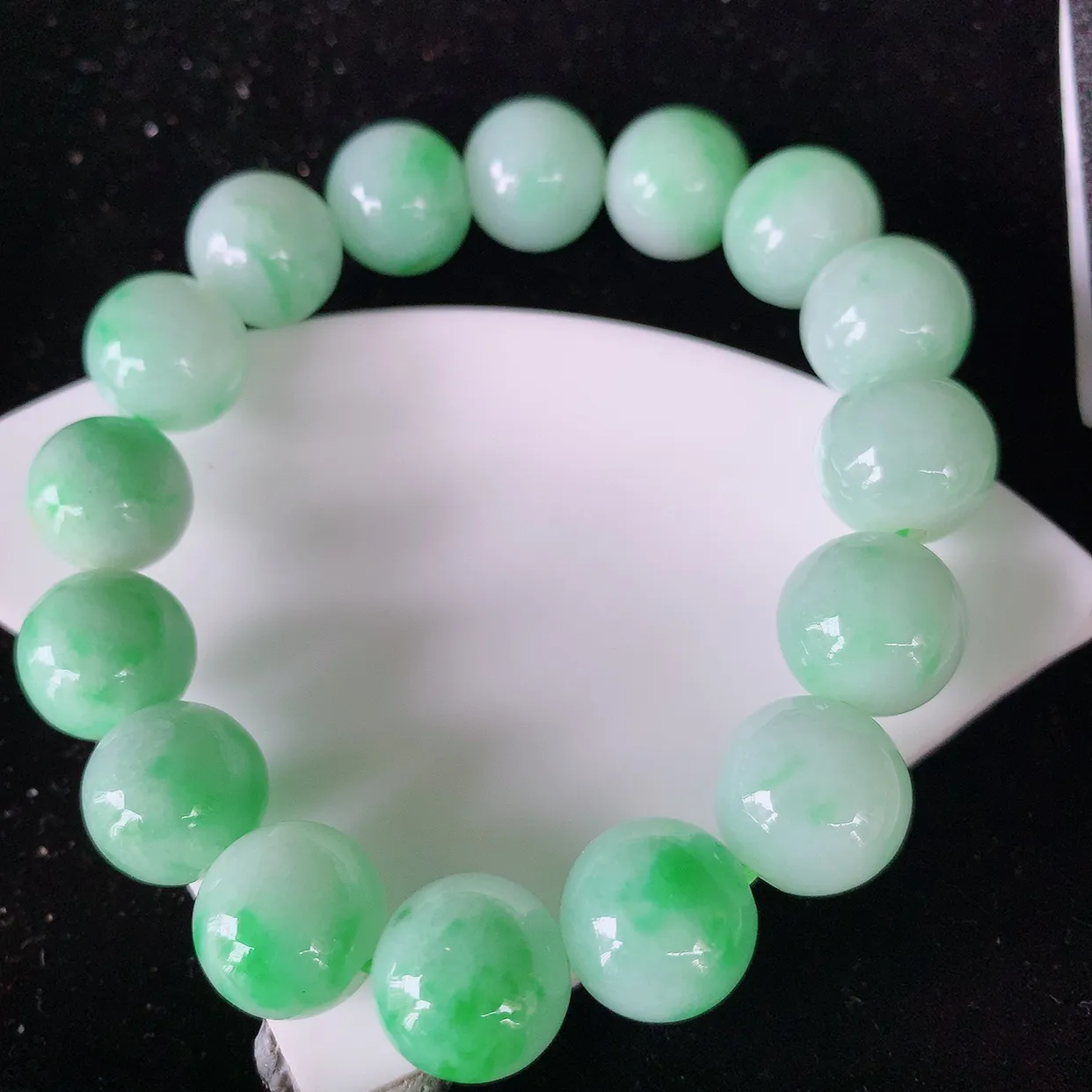 自然光实拍，冰润飘绿翡翠手串手链，种老水足，冰清玉润  颜色漂亮  #001.1取一尺寸12.6mm