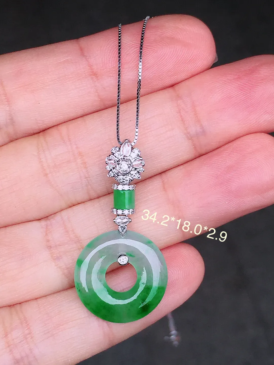 飘绿平安扣吊坠，色泽艳丽，玉质细腻，荧光感超
强，饱满圆润，尽显优雅气质，18k
金豪华镶嵌