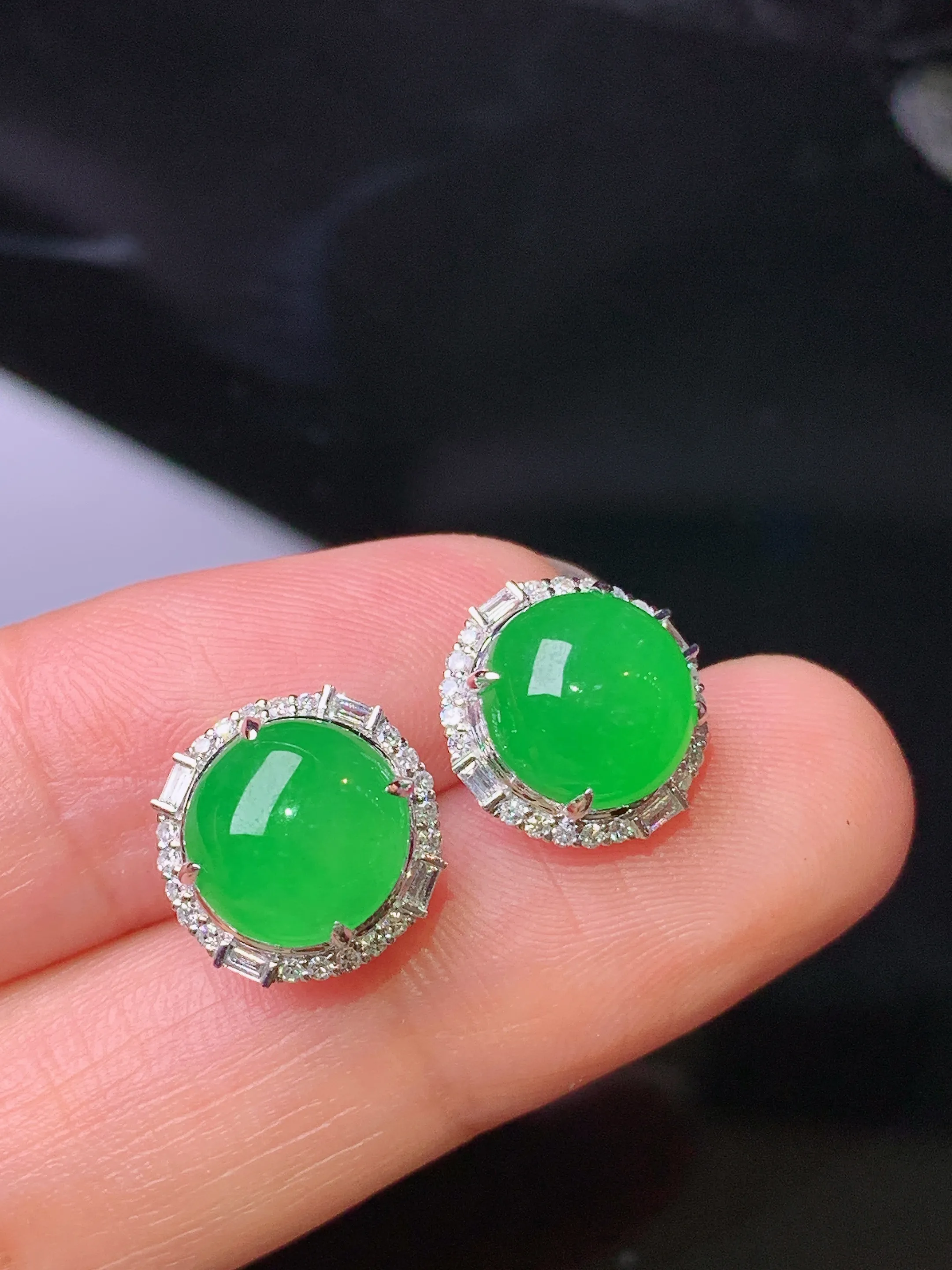 18k金钻镶嵌满绿蛋面耳钉 玉质细腻 色泽清新艳丽 整体尺寸11*8