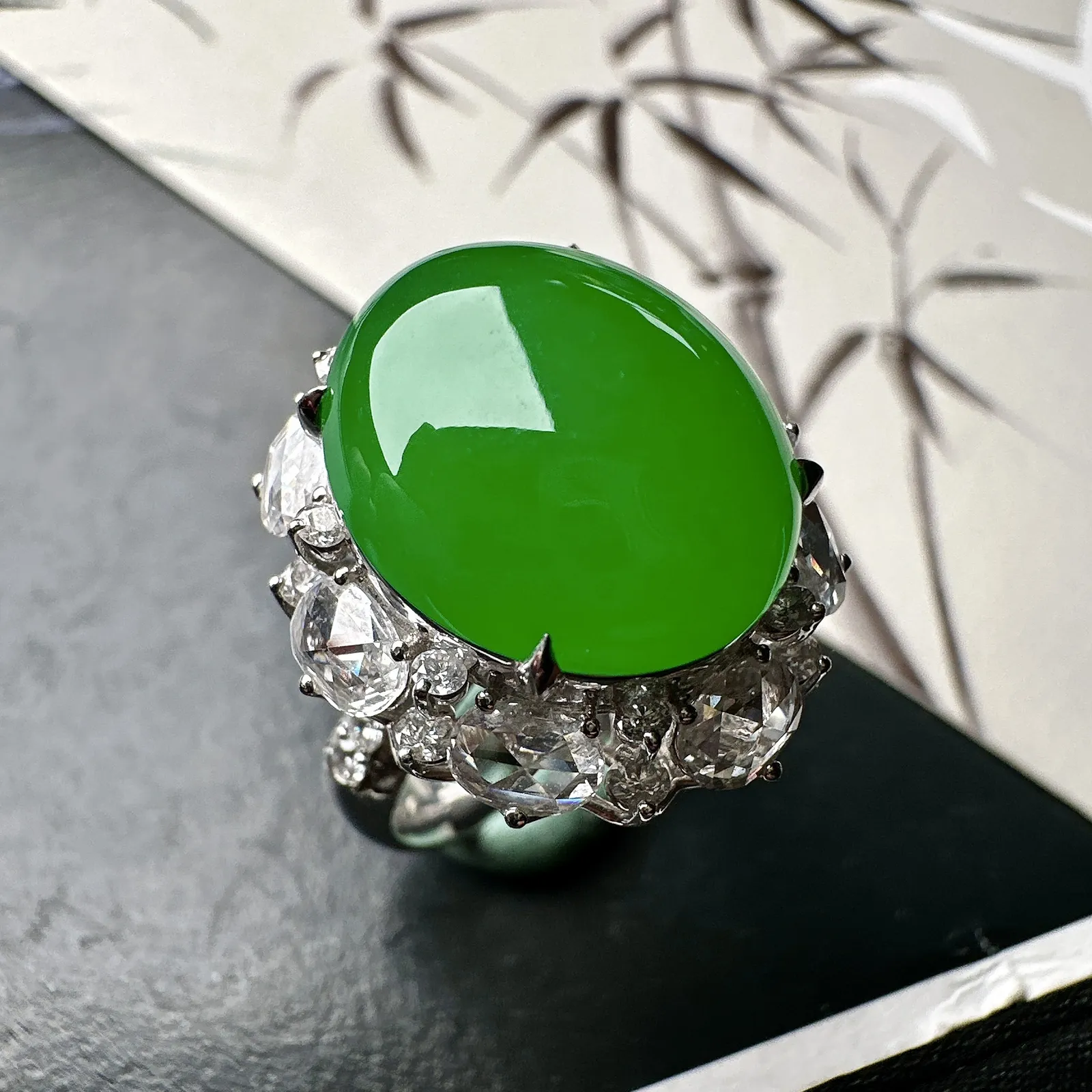 【冰种满绿蛋面戒指】质地细腻，通透闪亮，光泽耀眼，18k古法金钻镶嵌，裸石尺寸15.5*13.1*6