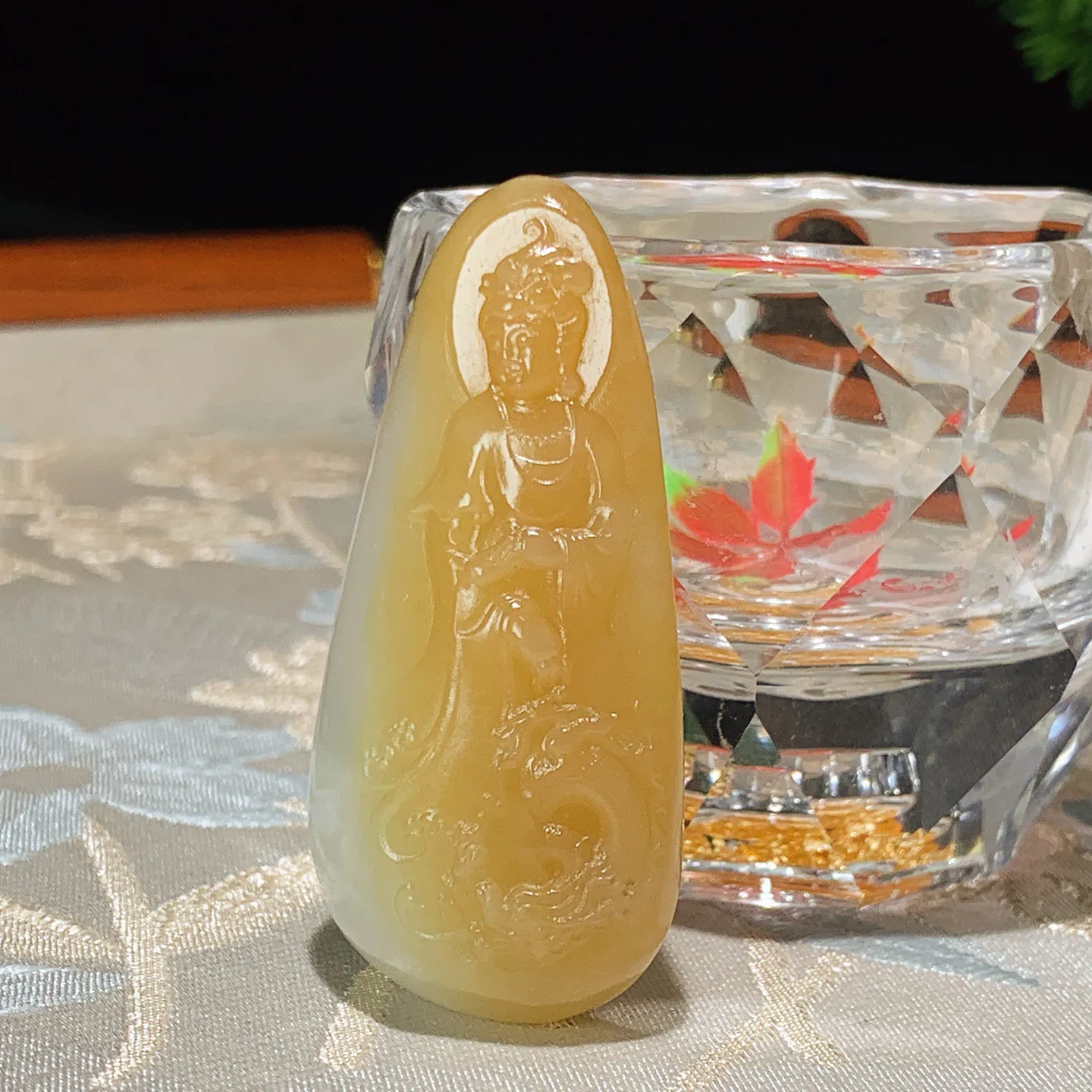 新疆和田玉且末糖站观音挂件。尺寸54/28/13重24克。玉质细腻油润。手推出油。佩戴高端典雅。lt