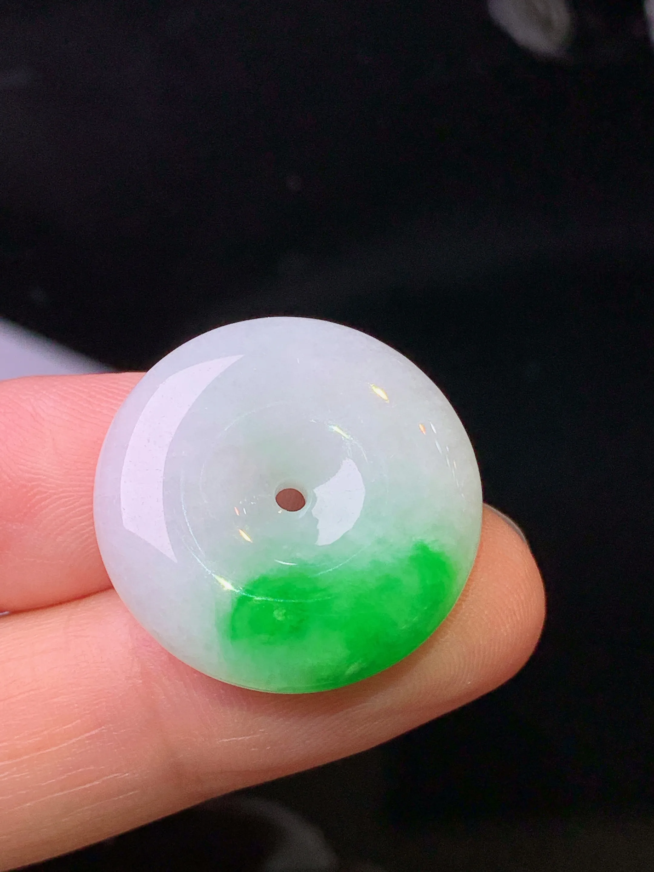 飘绿平安扣吊坠 玉质细腻 色泽清新艳丽 整体尺寸22.8*5.8