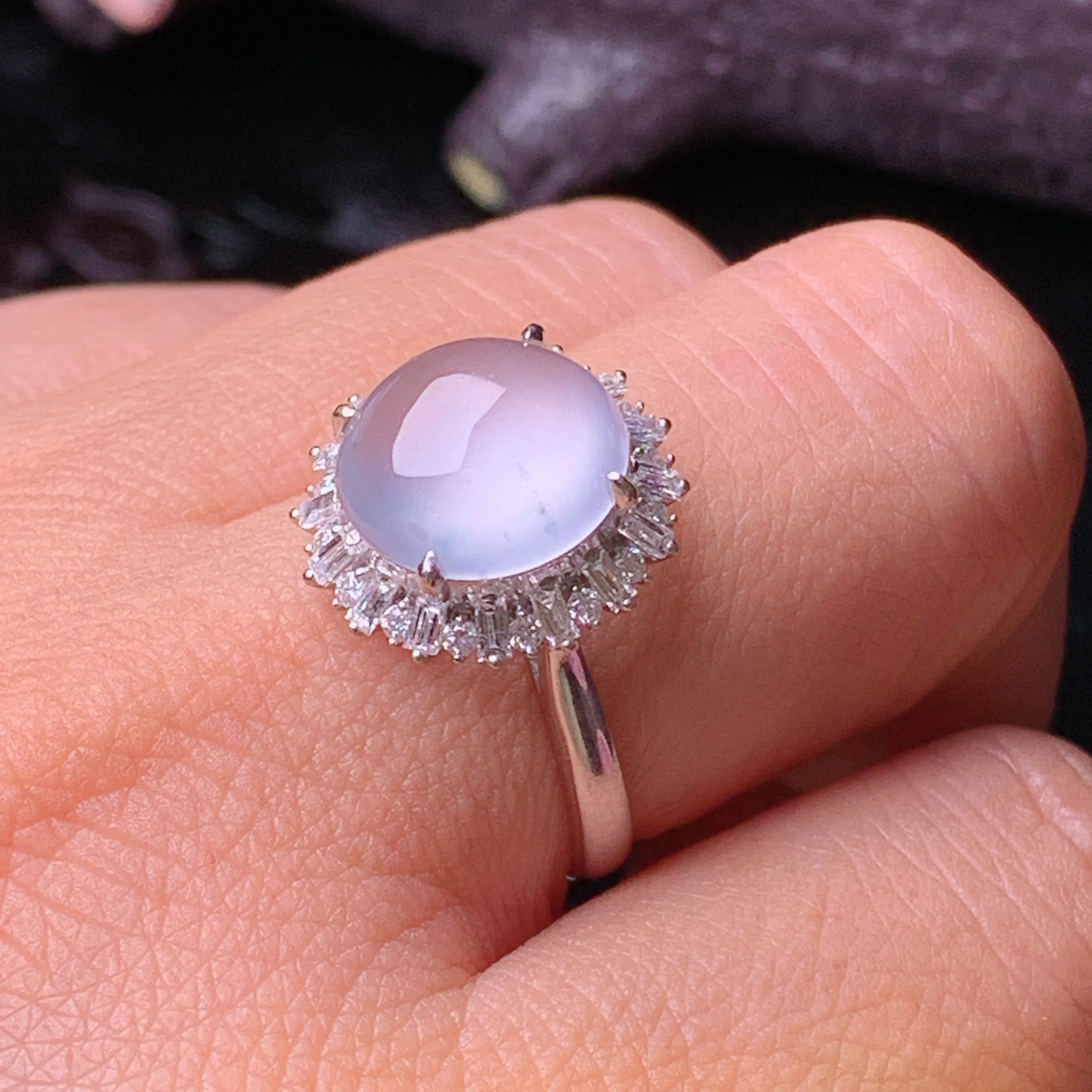 18k金钻镶嵌冰种蛋面戒指 玉质细腻 色泽清新艳丽 圈口15 整体尺寸15.5*14.5*9.5