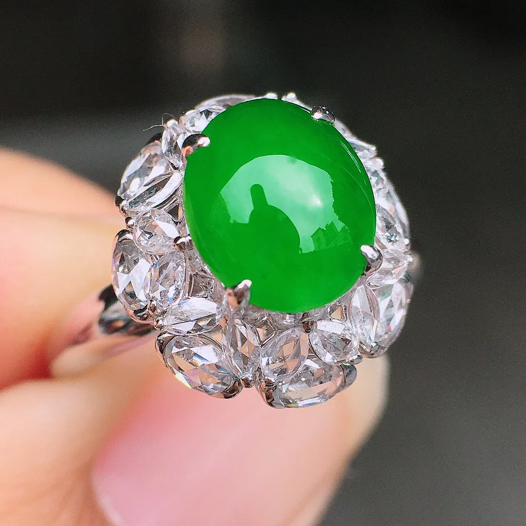 阳绿蛋面戒指，色泽均匀艳丽，玉质细腻，荧光感超
强，饱满圆润，尽显优雅气质，18k
金豪华镶嵌