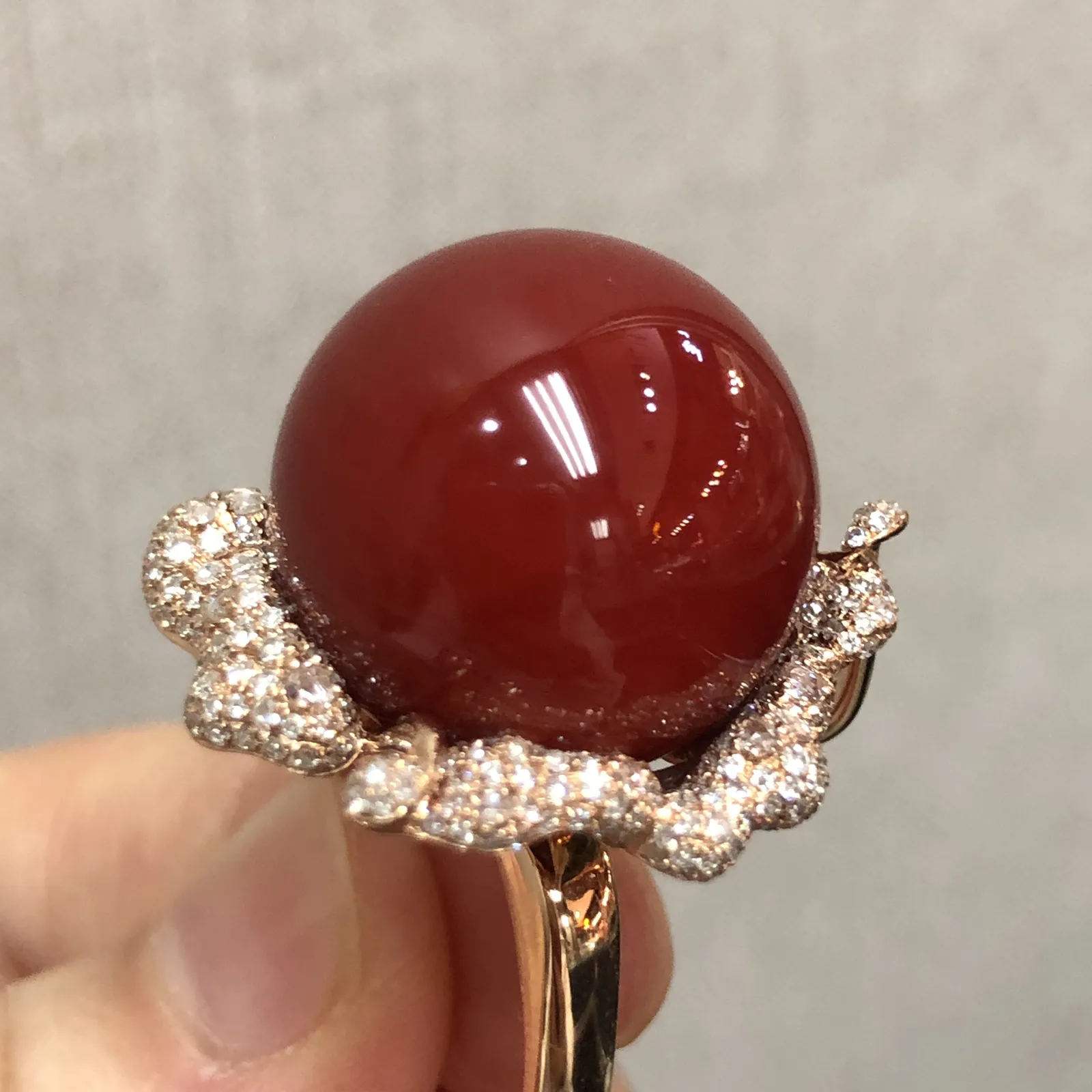 【天然日本阿卡牛血红珊瑚17.3mm豪华大圆珠戒指吊坠两用款】️遇不可求！豪华款！戒指吊坠两用款！天然无添加无优化，日本产地，阿卡材料，牛血红颜色，18K真金钻石满钻两用款豪华镶嵌！裸石尺寸17.3*17.3*17.3mm，整体尺寸24.6*24.3*20.2mm，重量为17.59克。圈口直径为18.2，圈口号为16.5，玻璃光泽强，具有收藏价值！