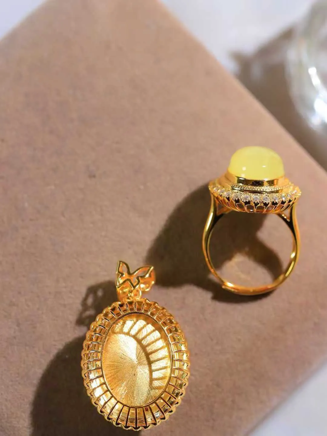 一套【925银.套装】

精品和田玉黄口戒指 吊坠套装，925银精工镶嵌，器形圆润饱满，玉质温润细腻，做工精细圆滑，饱满精致，器形优雅，寓意平安无事，如意顺心。吊坠重7.3克 吊坠尺寸19-14mm  戒指重5.7克 戒指内径16.6mm  戒指尺寸14.4-11.3mmFDT-331121933